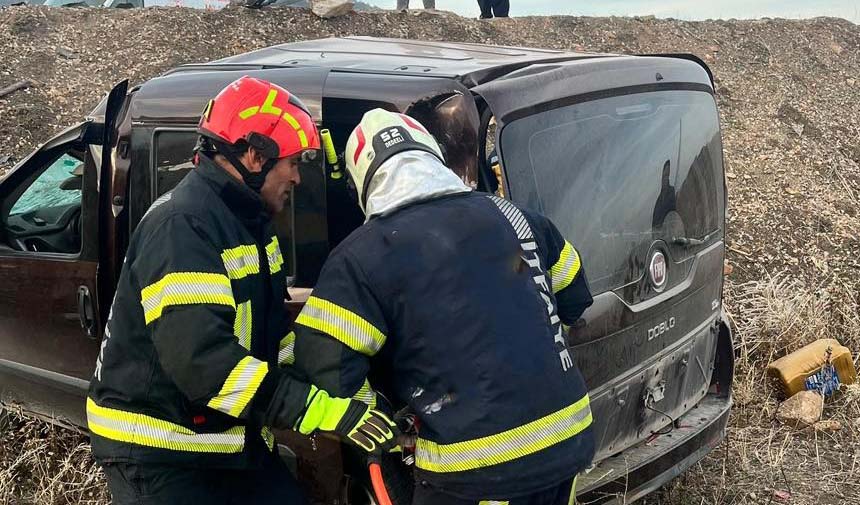 Otomobil Tarlaya Uçtu, Yaralılar Var (1)