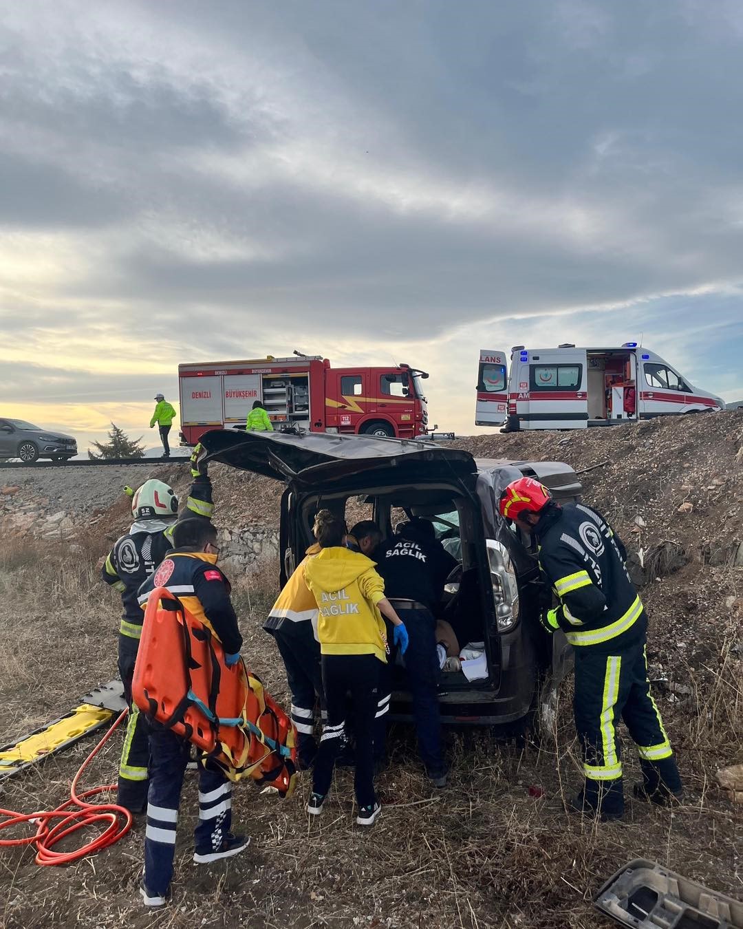 Otomobil Tarlaya Uçtu, Yaralılar Var (2)