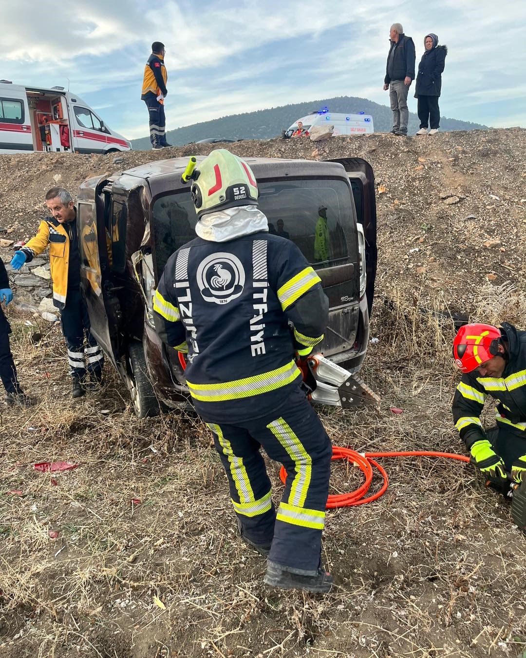 Otomobil Tarlaya Uçtu, Yaralılar Var (4)