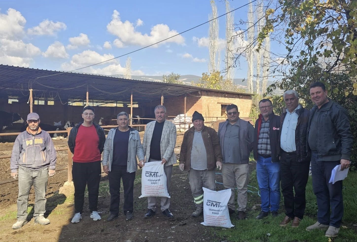 Şap Hastalığına Karşı Kireç Dağıtılıyor (4)