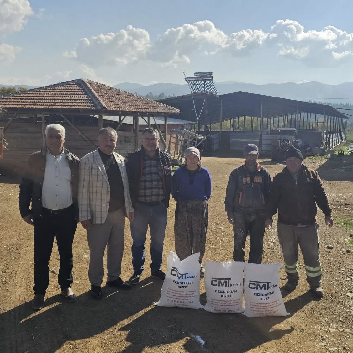 Şap Hastalığına Karşı Kireç Dağıtılıyor (5)