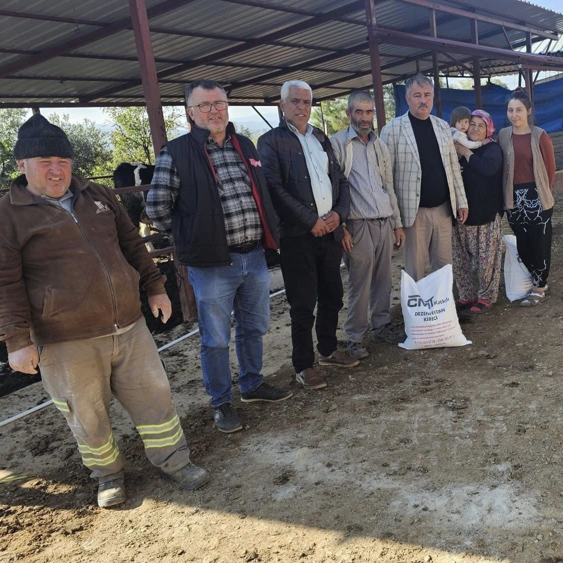 Şap Hastalığına Karşı Kireç Dağıtılıyor (6)