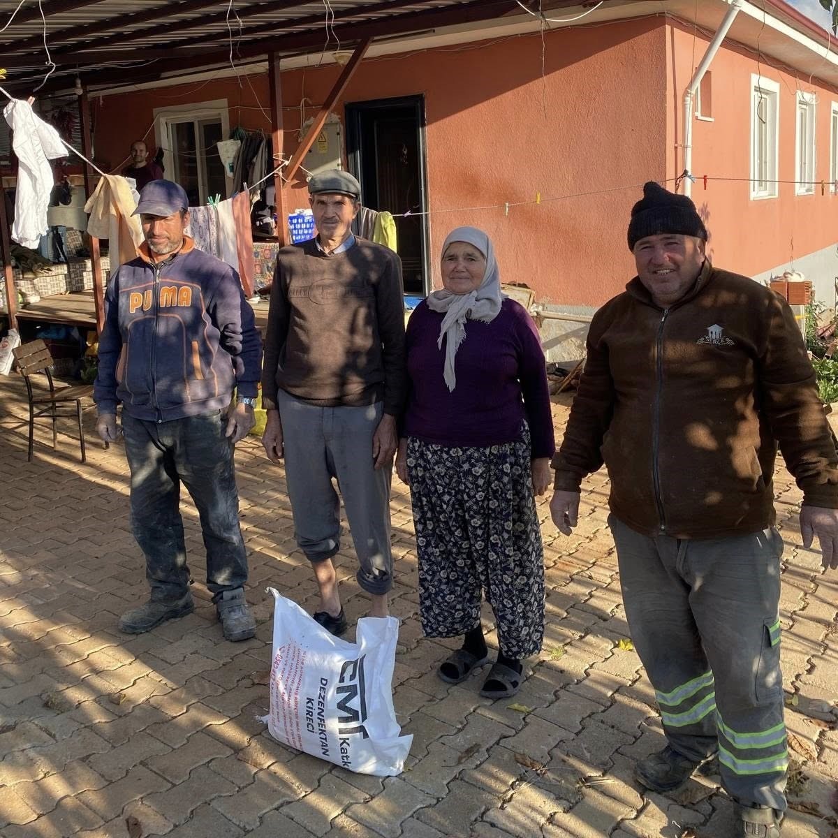 Şap Hastalığına Karşı Kireç Dağıtılıyor (8)