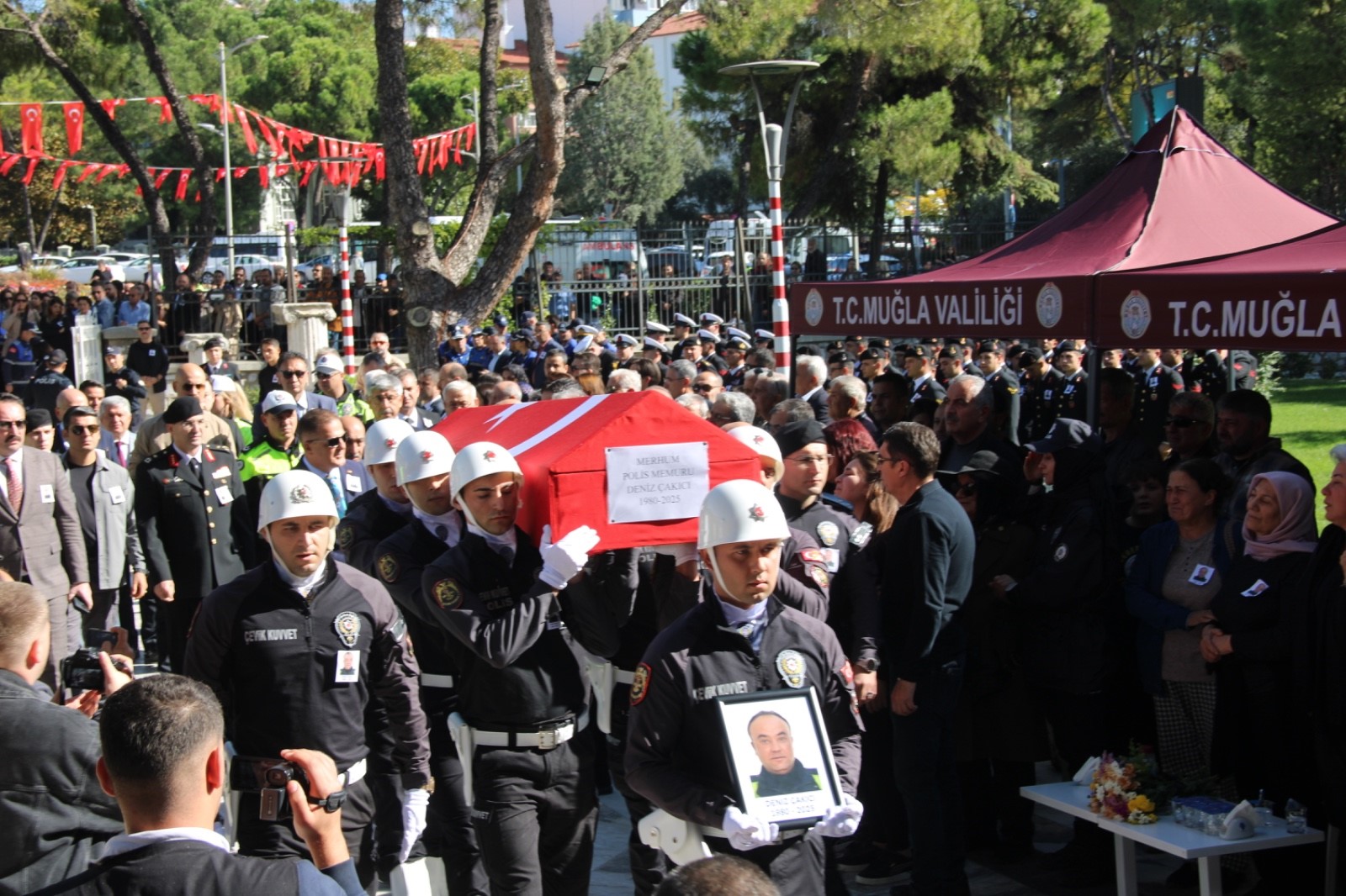 Sevilen Polis Memuru Gözyaşlarıyla Uğurlandı (3)