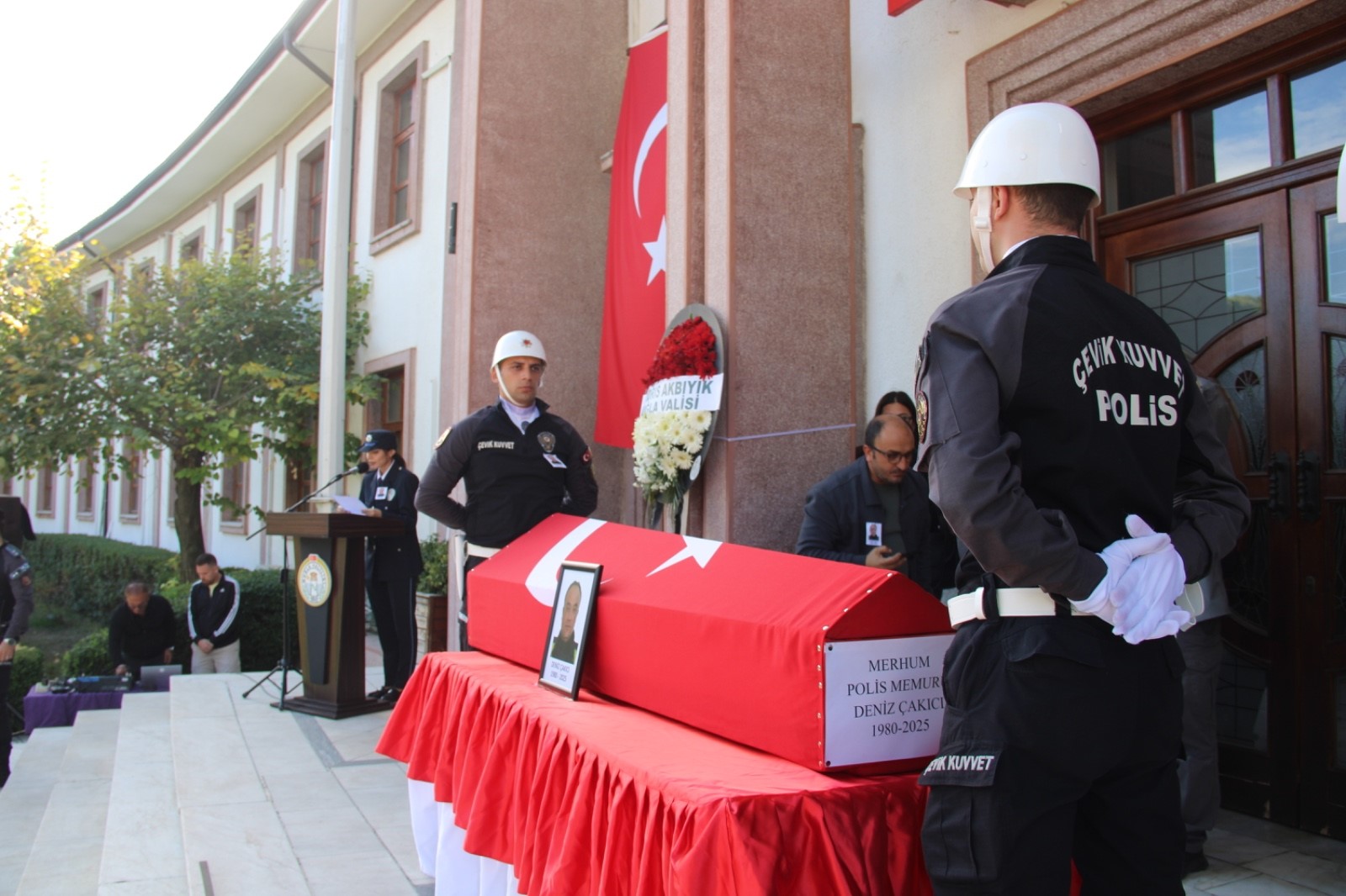Sevilen Polis Memuru Gözyaşlarıyla Uğurlandı (5)