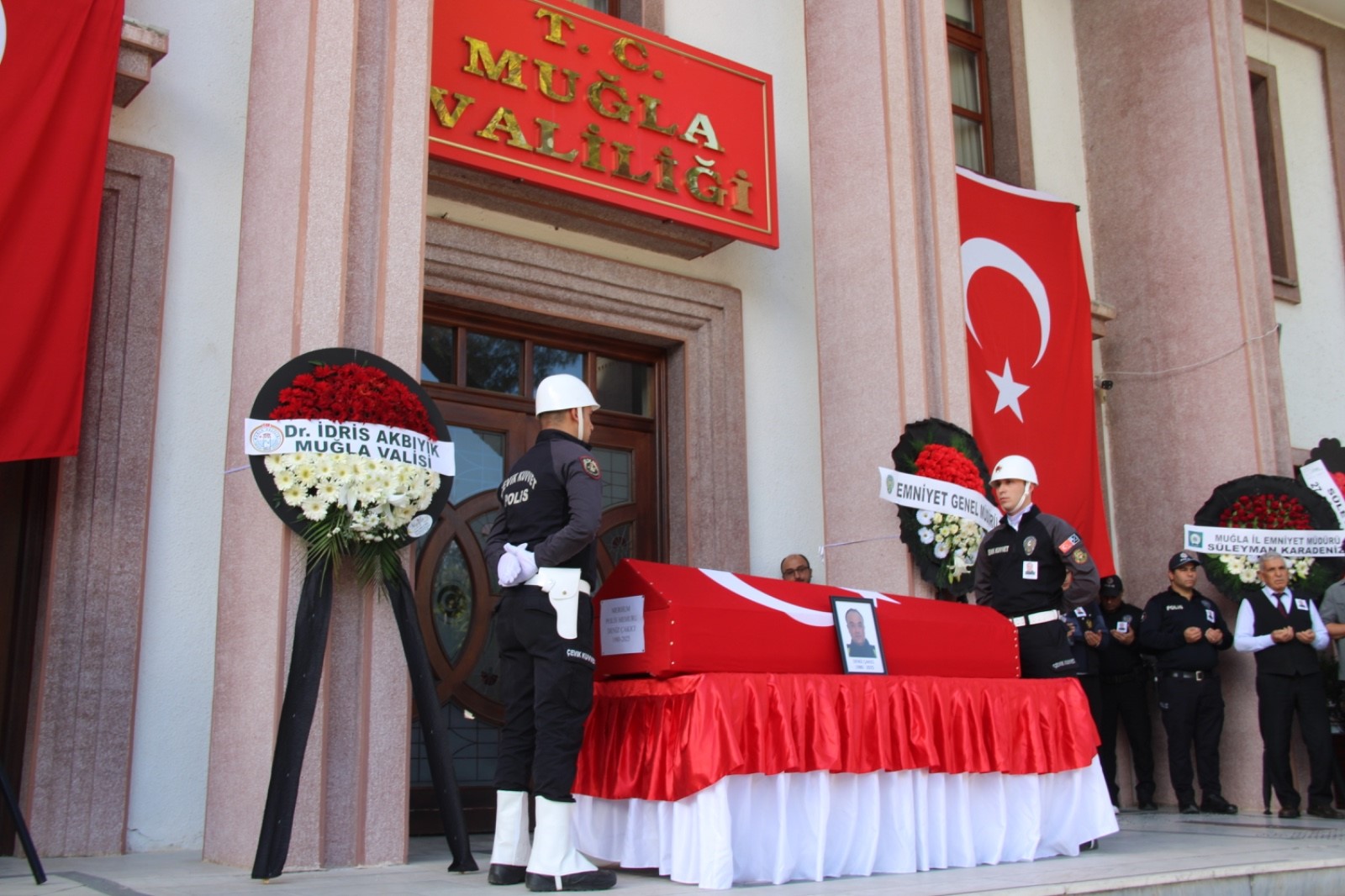 Sevilen Polis Memuru Gözyaşlarıyla Uğurlandı (7)