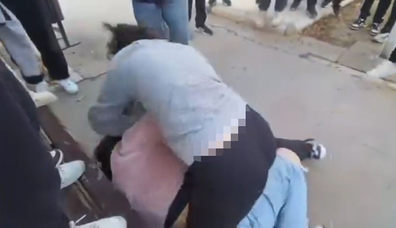 Siz Nasıl Öğrencisiniz Birbirlerine Girdiler, Arkadaşları Da Tezahürat Yaptı (4)