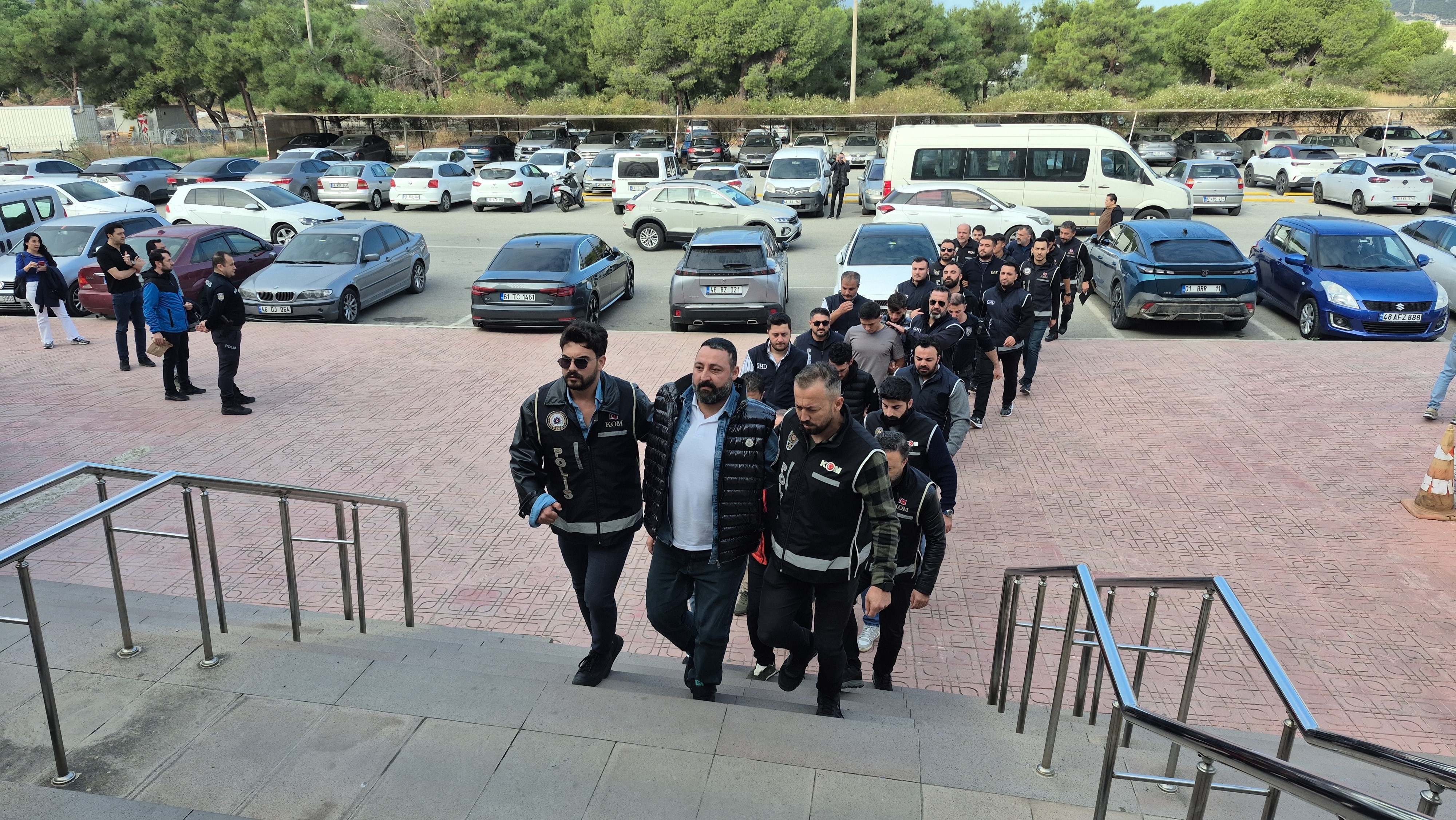 Suç Örgütü Operasyonunda 10 Gözaltı (3)