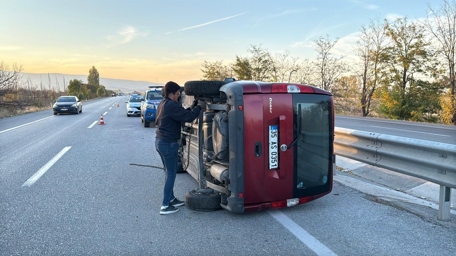 Ticari Araç Bariyerlere Çarptı, Devrildi (4)
