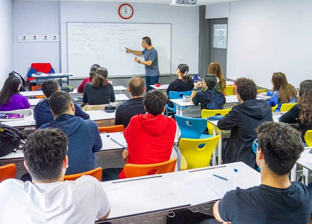 Yoğun Tempo Ile Başlayan 2025 2026 Eğitim Öğretim Döneminin Ilk Çeyreği Bugün Bitiyor, Yarından Itibaren 9 Günlük Tatil Başlıyor. Dr. İbrahim Mavi, Öğrencilerin Ve A (3)