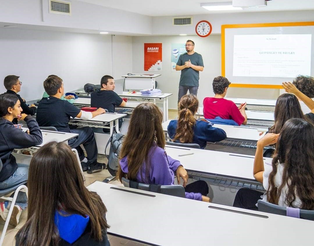 Yoğun Tempo Ile Başlayan 2025 2026 Eğitim Öğretim Döneminin Ilk Çeyreği Bugün Bitiyor, Yarından Itibaren 9 Günlük Tatil Başlıyor. Dr. İbrahim Mavi, Öğrencilerin Ve A