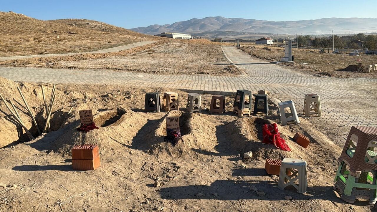 Zehirlenerek Ölen Anne Ve 2 Çocuğunun Yan Yana Defnedildiği Mezarlar Görenlerin Için Sızlattı (2)