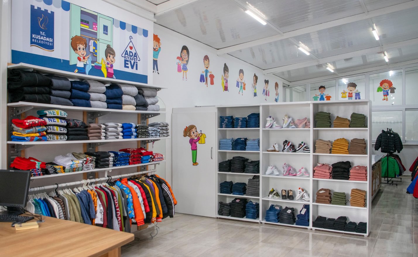 Ada Kıyafet Evi Kuşadası'nda Dayanışmanın Örneği Oluyor (2)