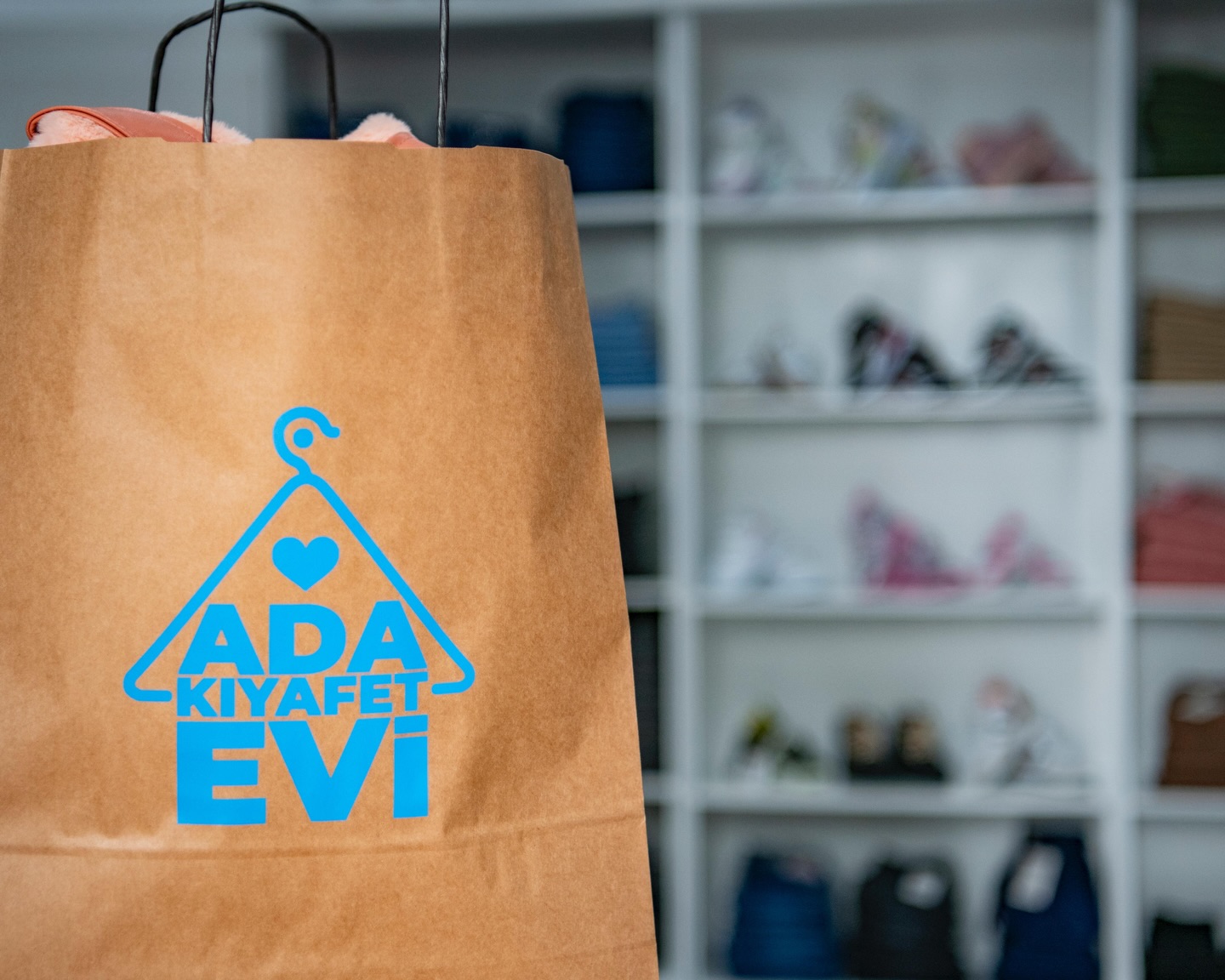 Ada Kıyafet Evi Kuşadası'nda Dayanışmanın Örneği Oluyor (3)