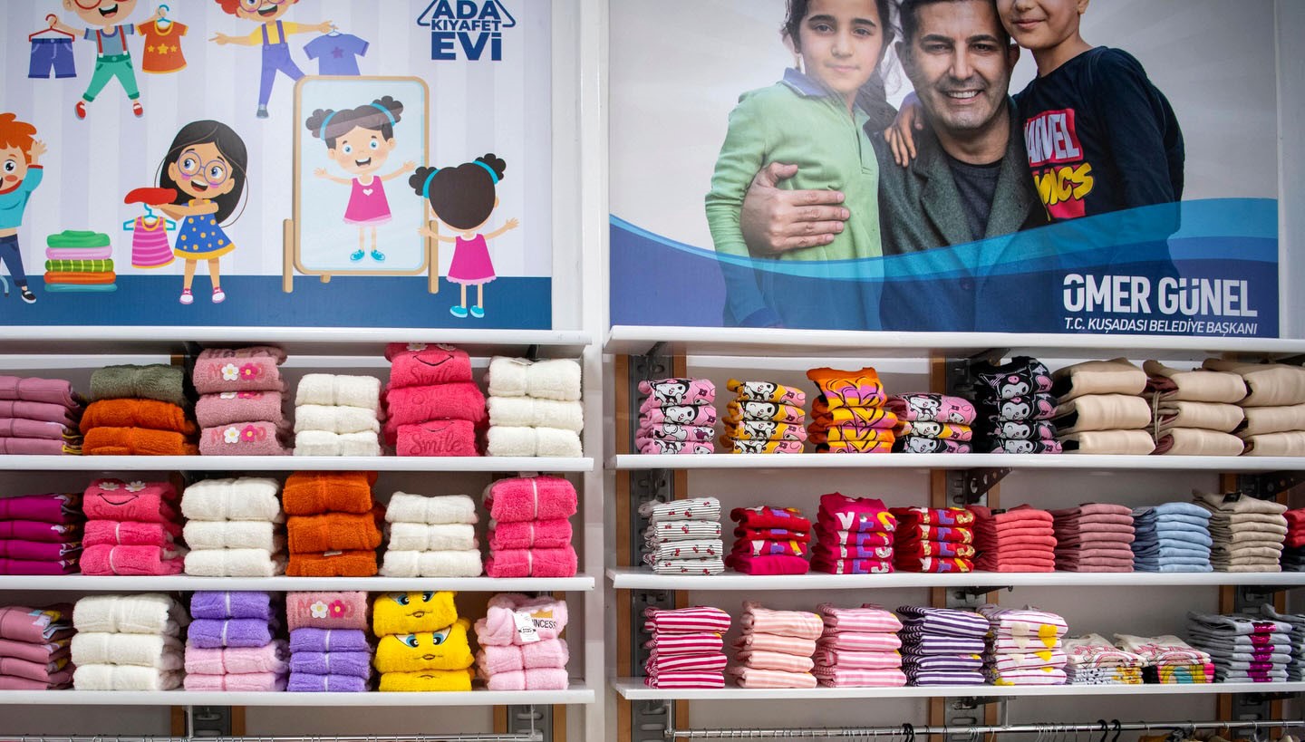 Ada Kıyafet Evi Kuşadası'nda Dayanışmanın Örneği Oluyor (7)