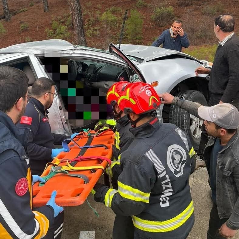 Ağaca Çarpan Otomobilde Hayatını Kaybetti (2)