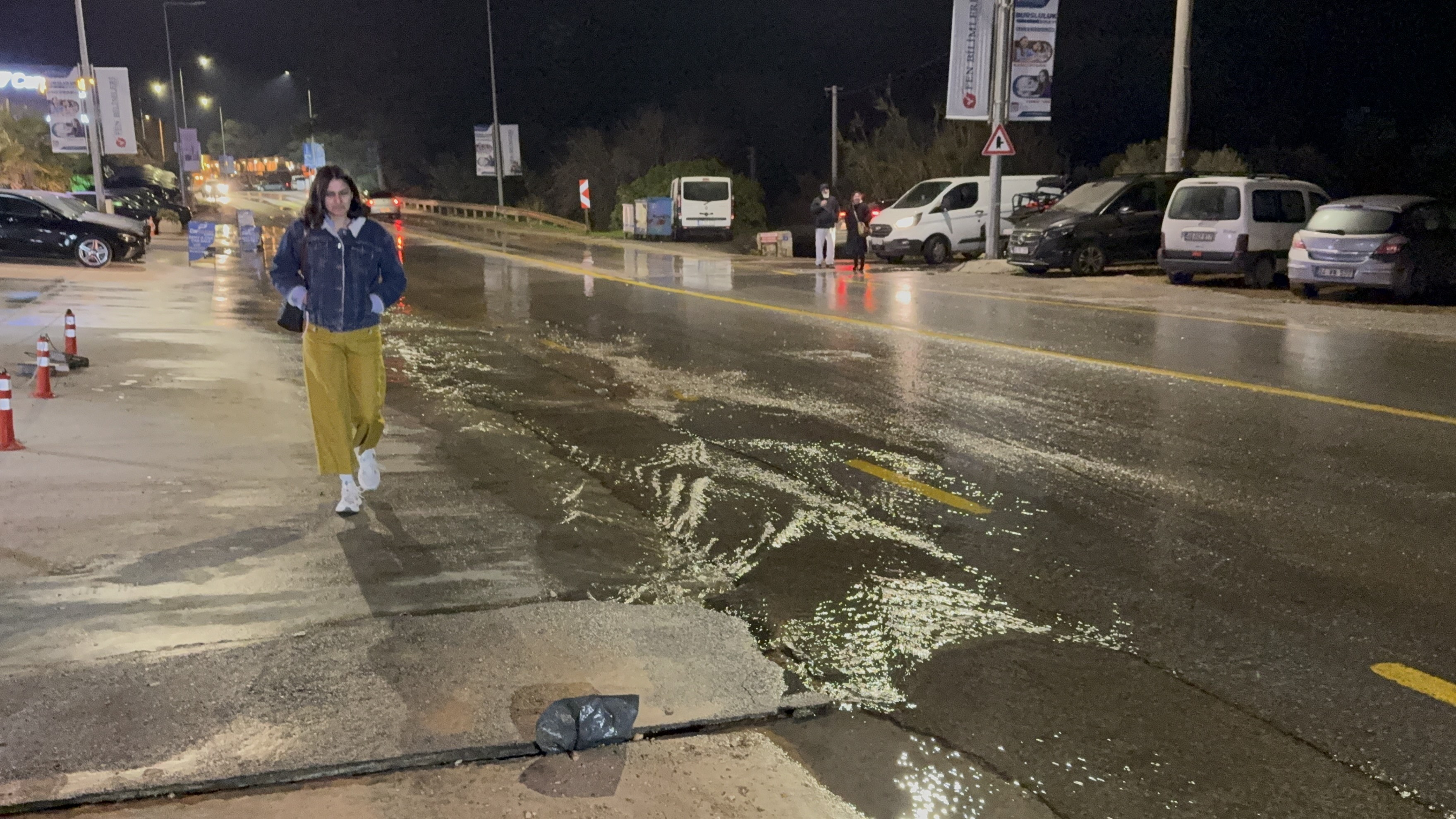 Ana Su Hattı Patladı, Yol Çöktü (4)