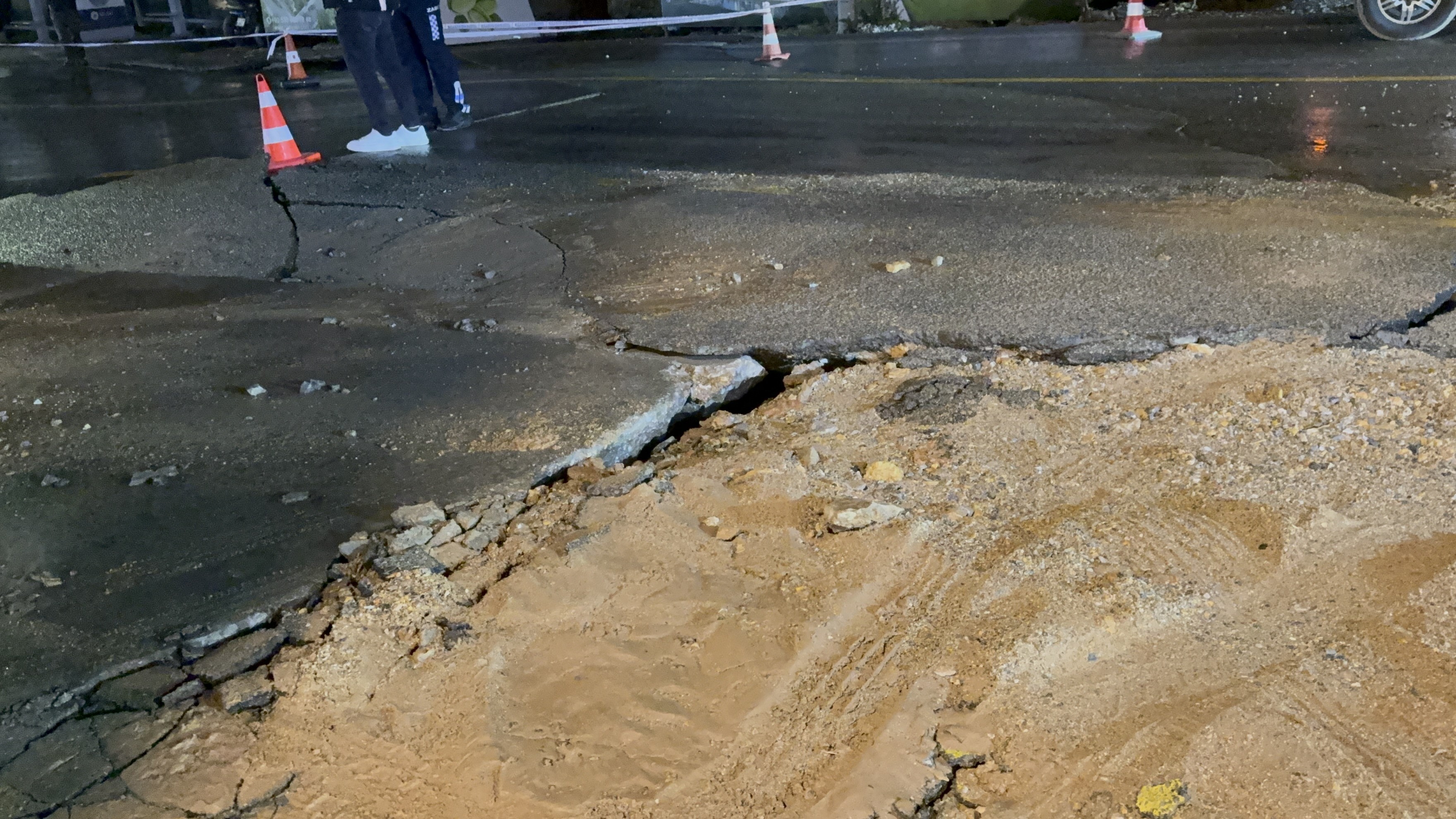 Ana Su Hattı Patladı, Yol Çöktü (5)