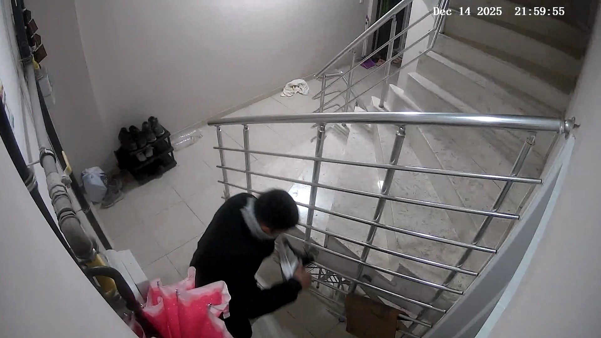 Apartman Faresi Kameraya Yakalandı (2)