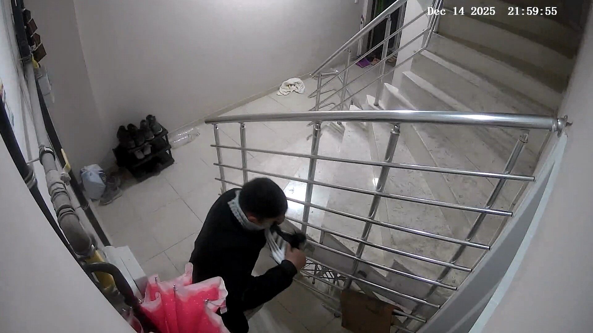 Apartman Faresi Kameraya Yakalandı (4)