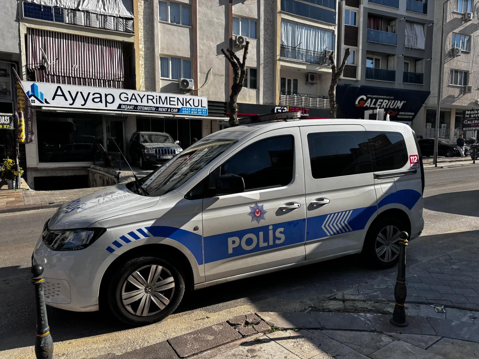 Apartmanın Çatısından Düşen Genç Hayatını Kaybetti (1)