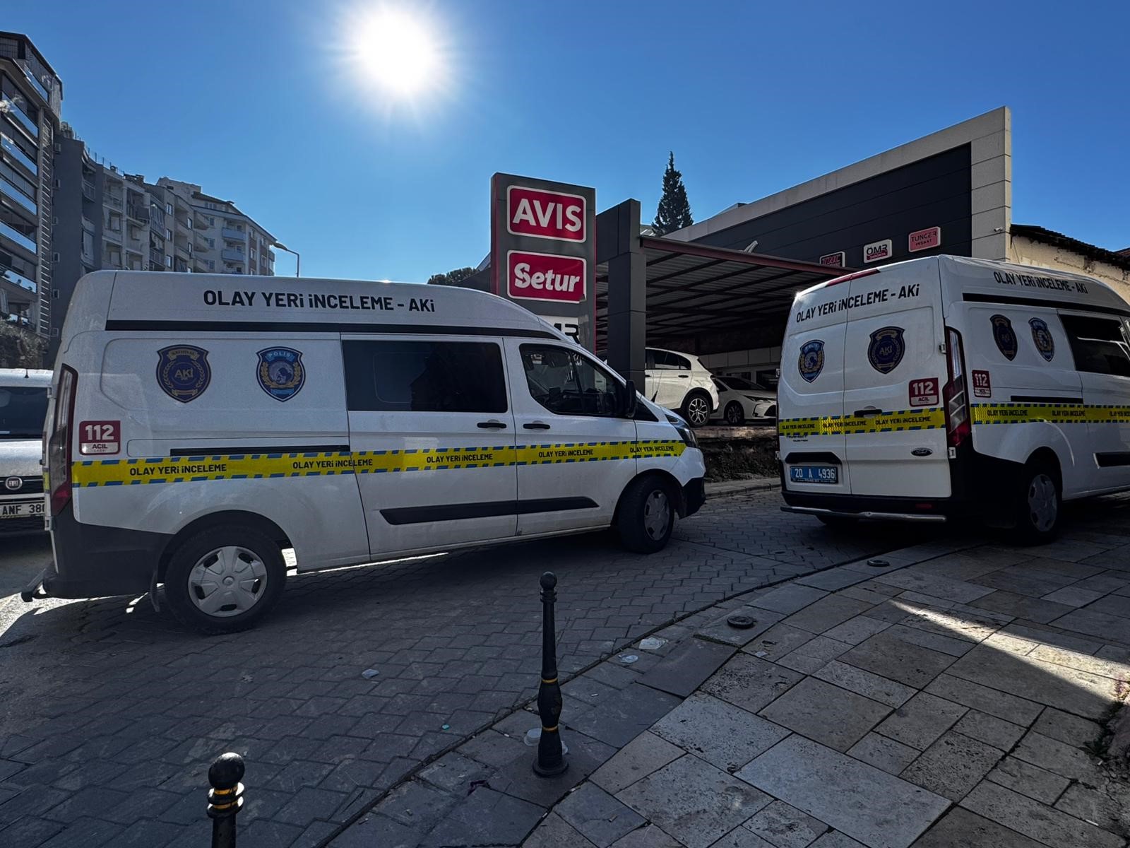 Apartmanın Çatısından Düşen Genç Hayatını Kaybetti (3)