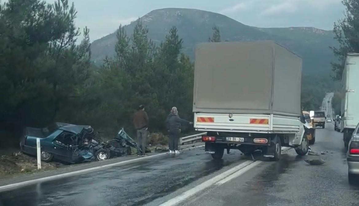 Aydın Plakalı Otomobil Kazaya Karıştı.. 2 Ölü 2 Yaralı (2)