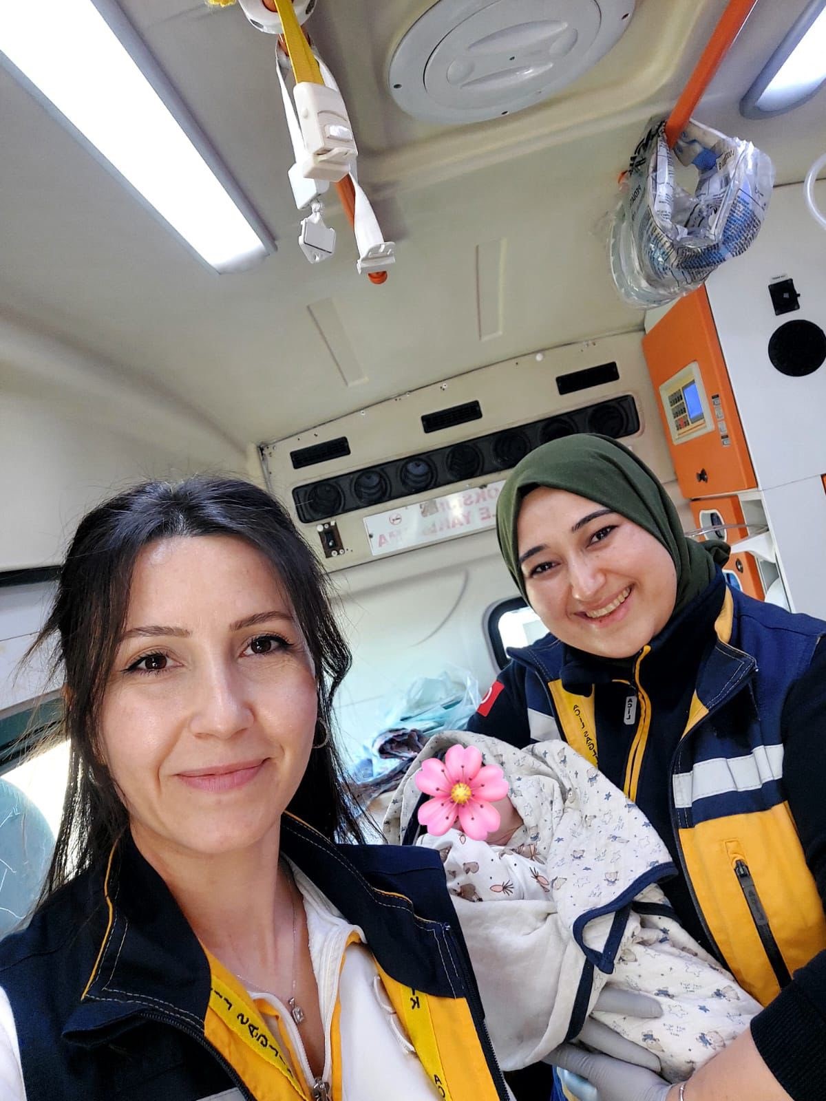 Aydın’da Aceleci Bebek Ambulansta Dünyaya Geldi (1)