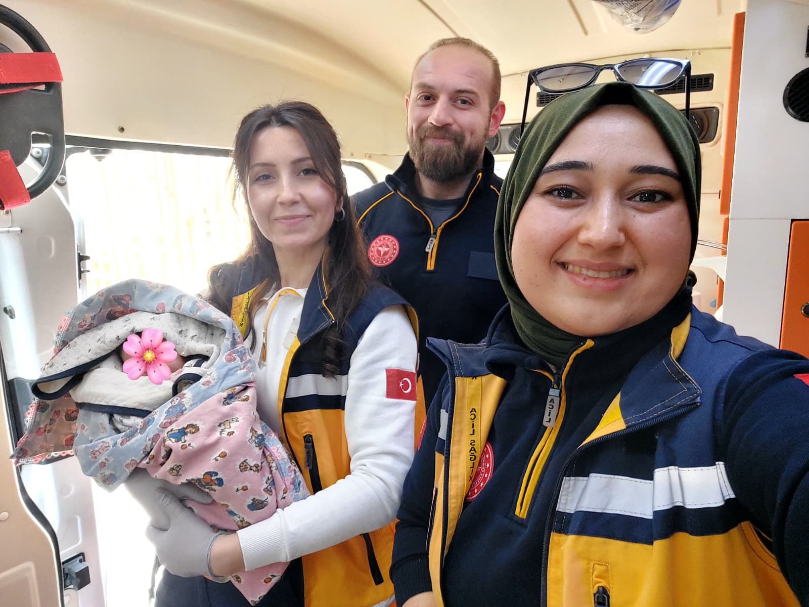 Aydın’da Aceleci Bebek Ambulansta Dünyaya Geldi (2)