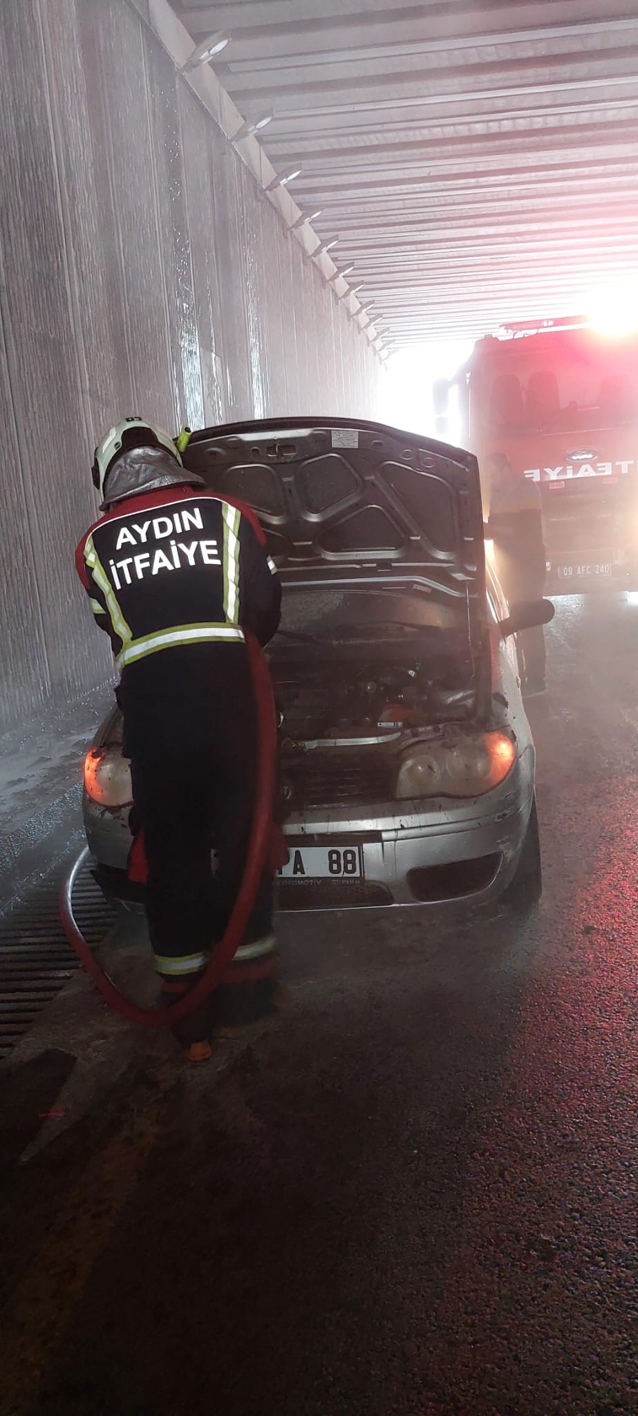 Aydın’da Alt Geçitte Otomobilde Yangın Çıktı (2)