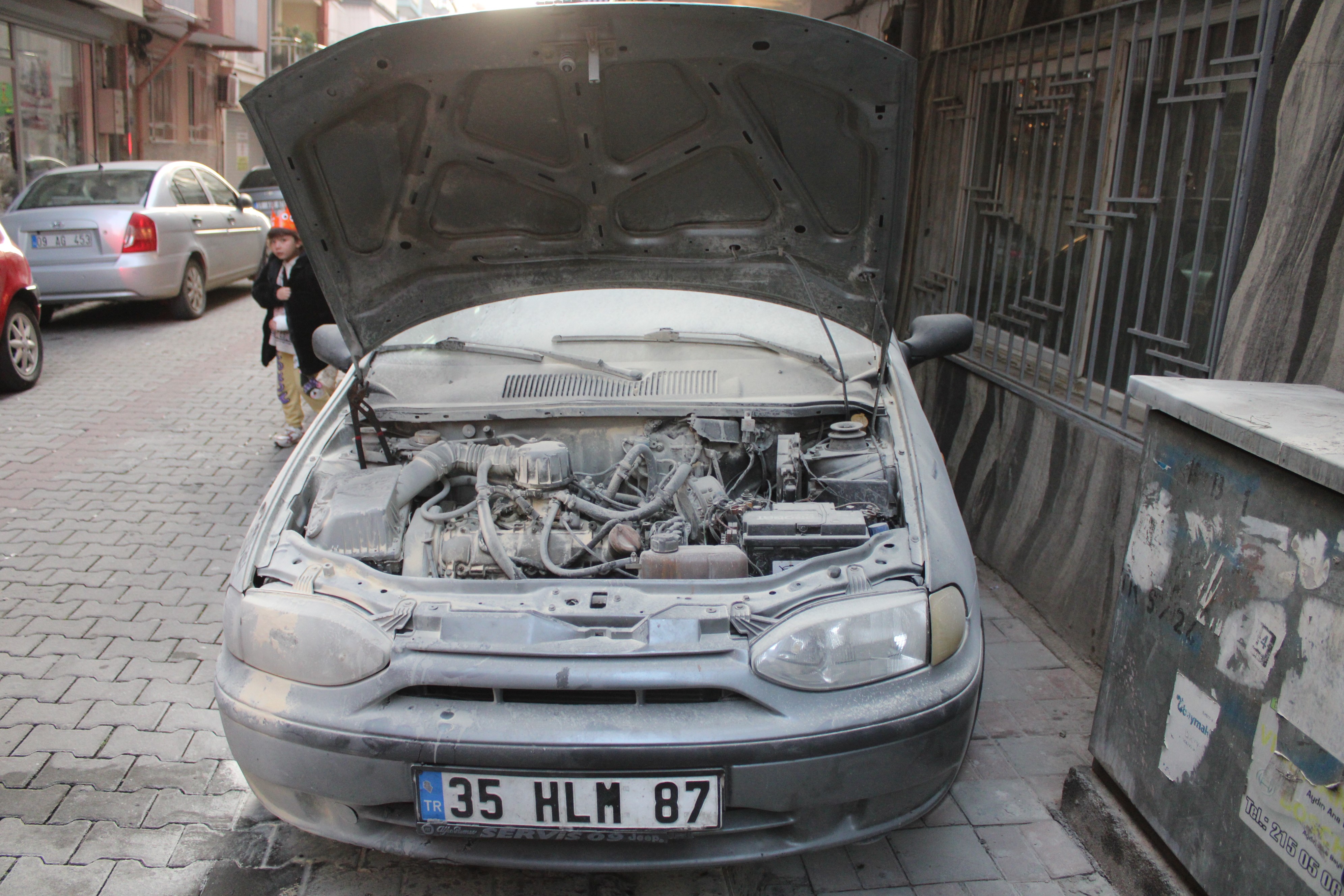 Aydın’da Duyarlı Esnafın Müdahalesiyle Araç Yanmaktan Kurtuldu (3)