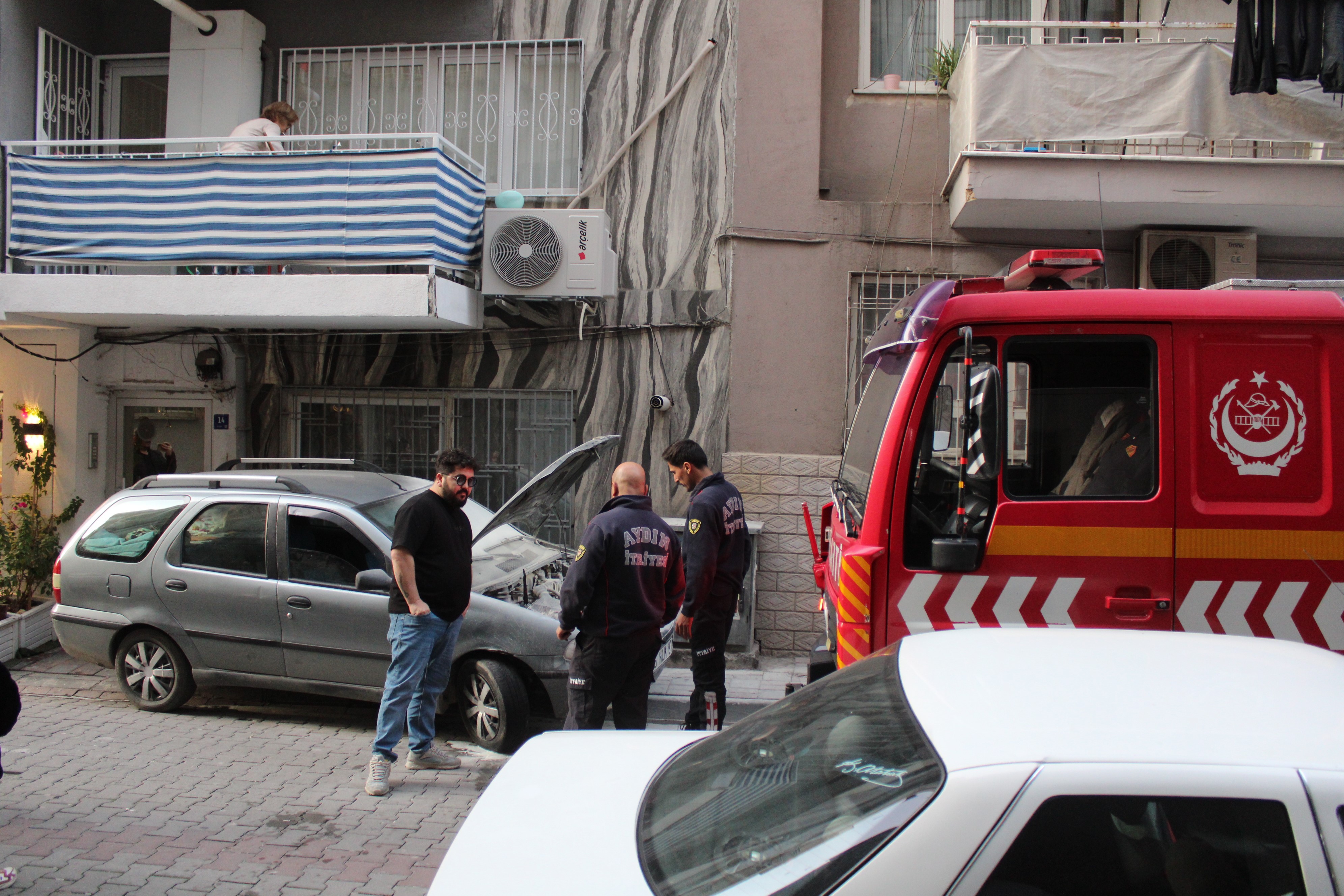 Aydın’da Duyarlı Esnafın Müdahalesiyle Araç Yanmaktan Kurtuldu (4)