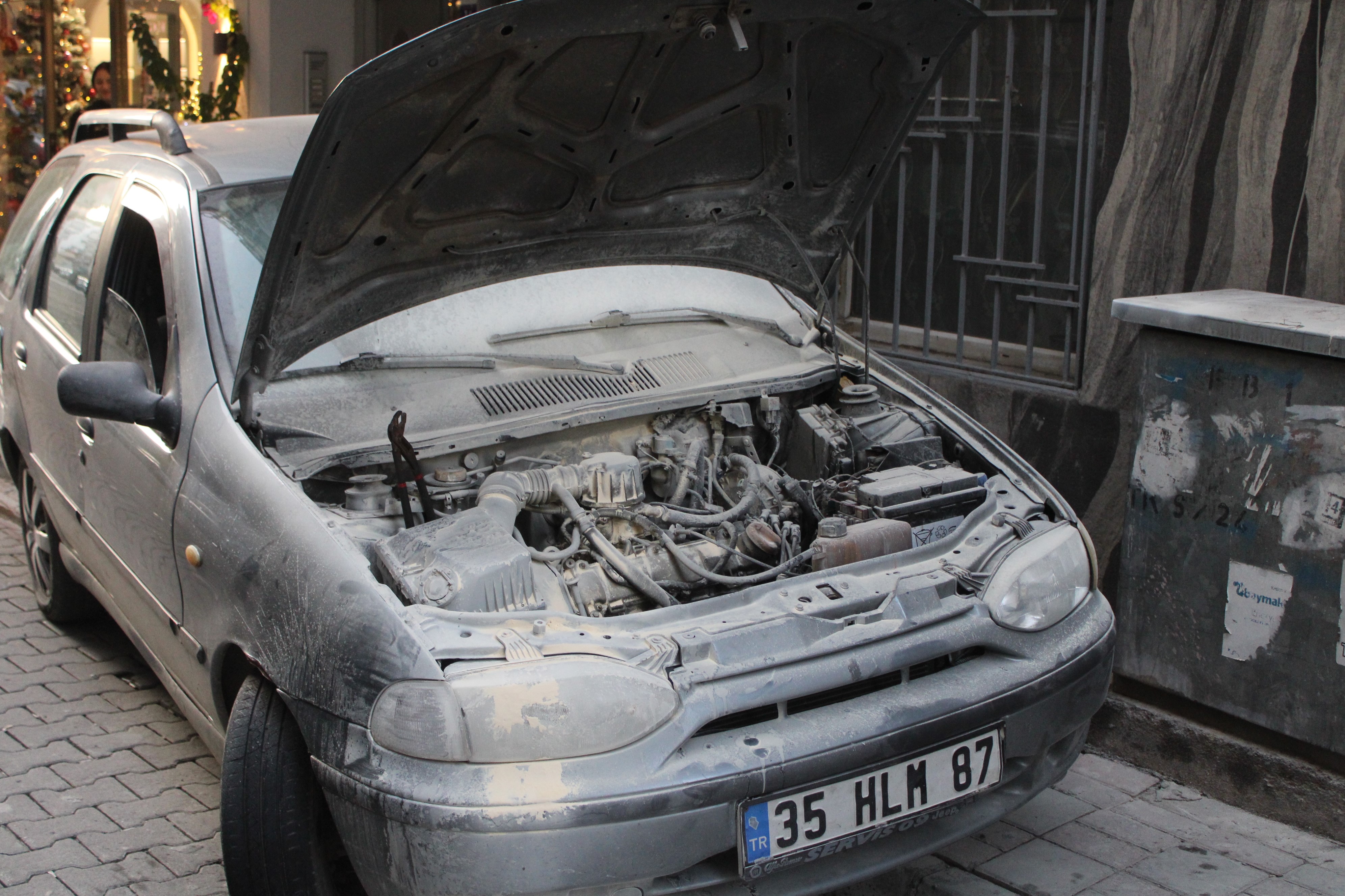 Aydın’da Duyarlı Esnafın Müdahalesiyle Araç Yanmaktan Kurtuldu (5)