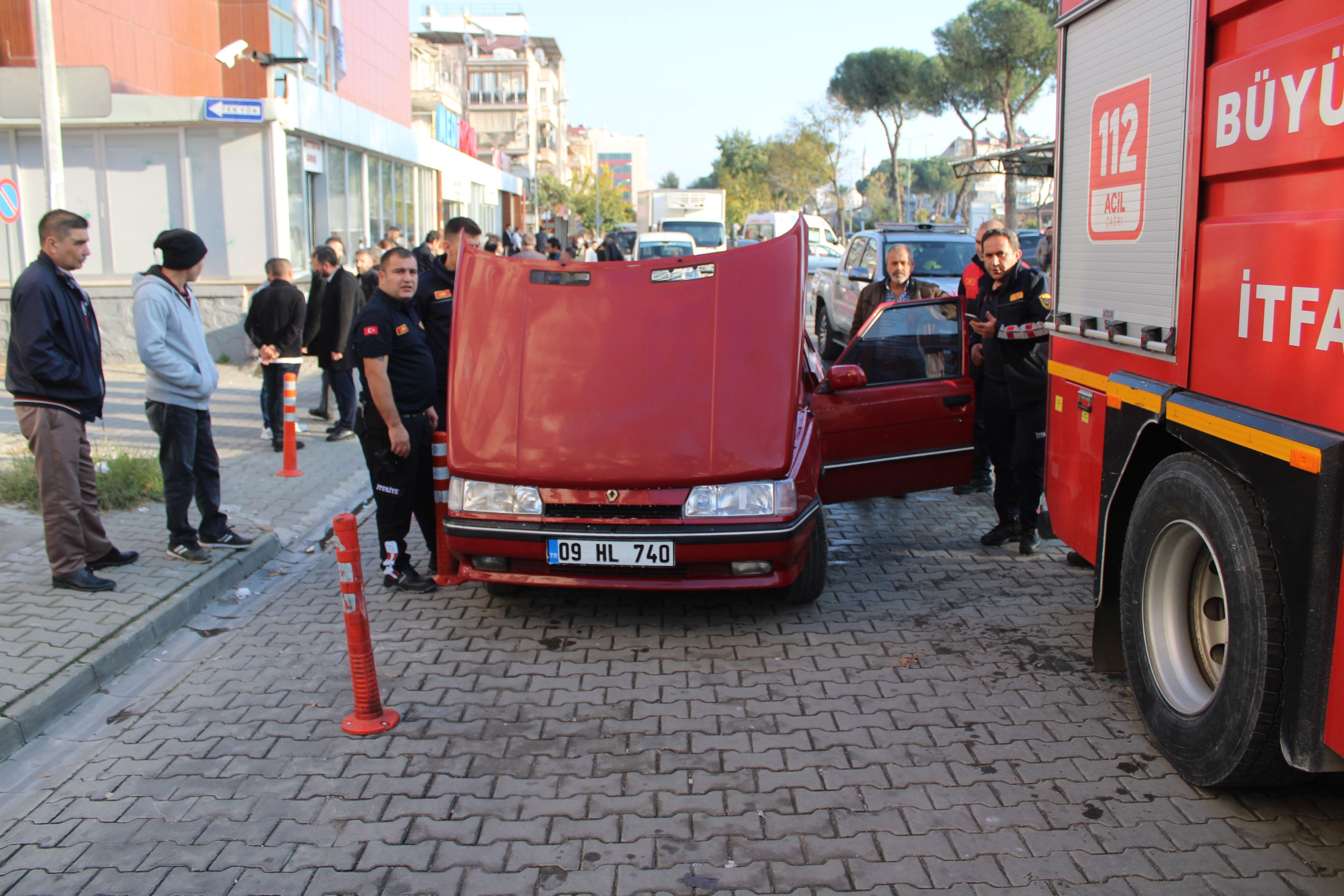 Aydın’da Otomobilden Dumanlar Yükseldi, Ekipler Son Anda Yetişti (1)