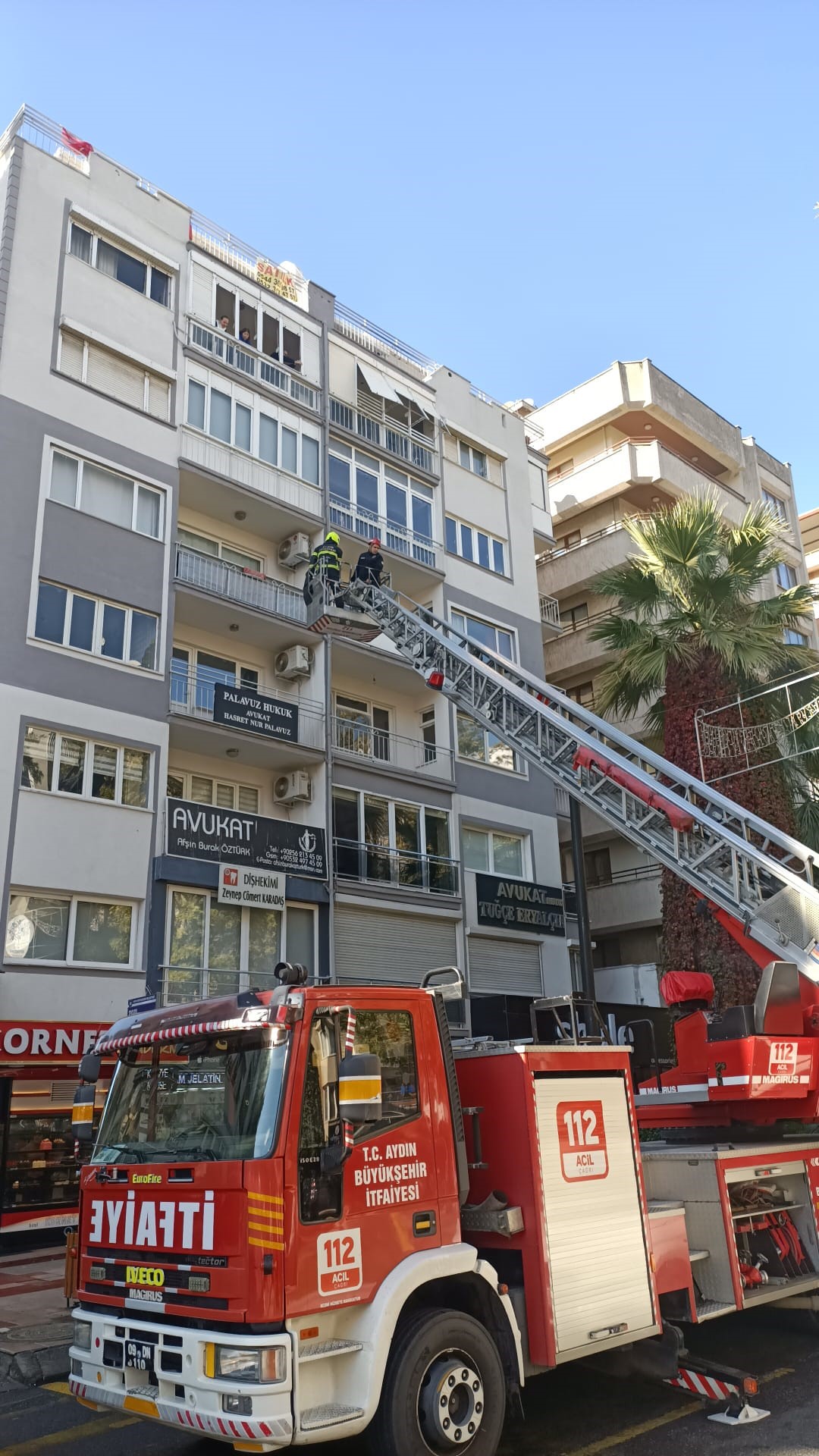 Aydın’da Panik Anları.. Ekipler Itfaiye Yardımıyla Eve Girdi (2)