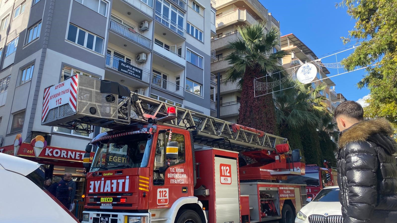 Aydın’da Panik Anları.. Ekipler Itfaiye Yardımıyla Eve Girdi (3)