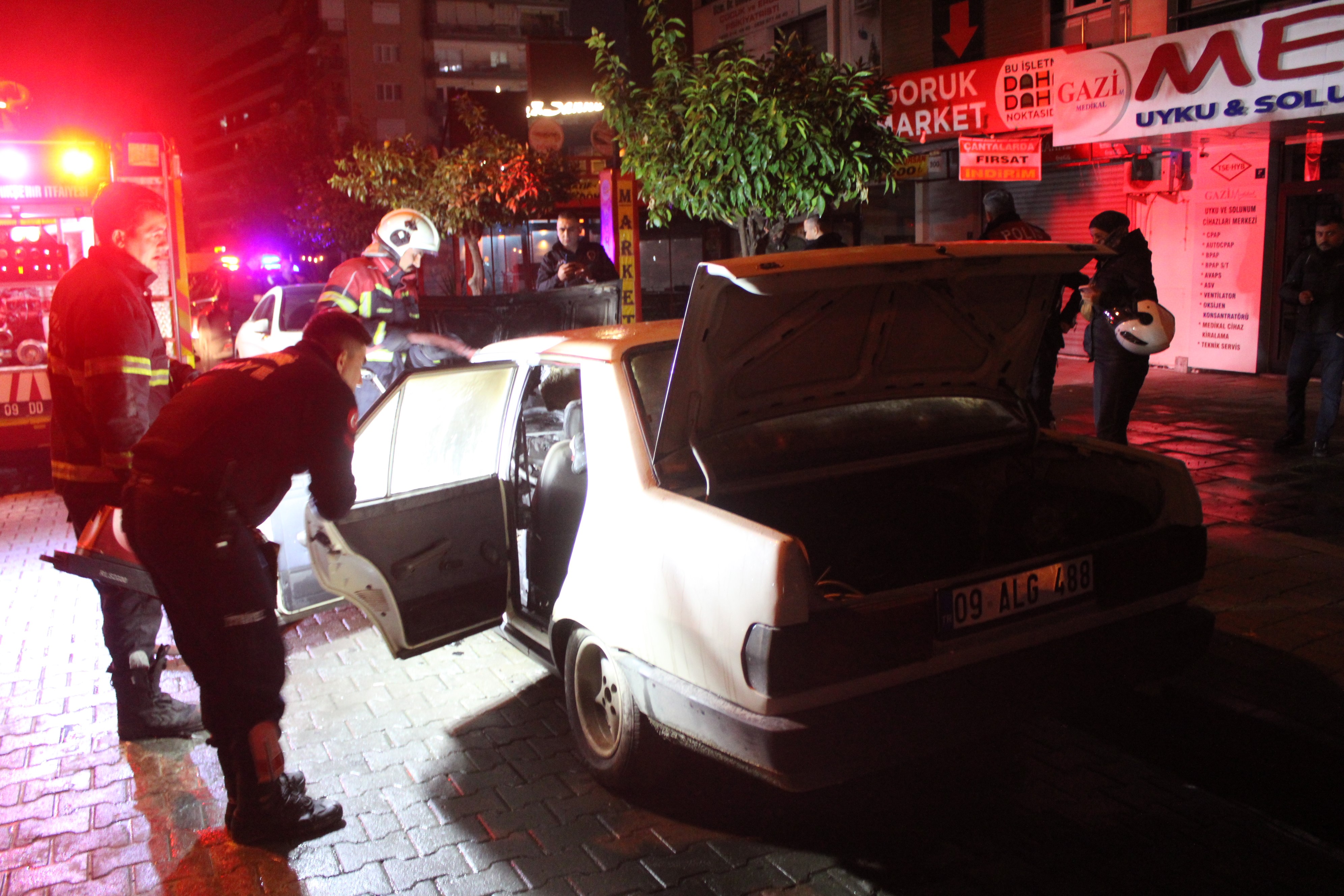Aydın’da Park Halindeki Otomobili Alevler Sardı (3)