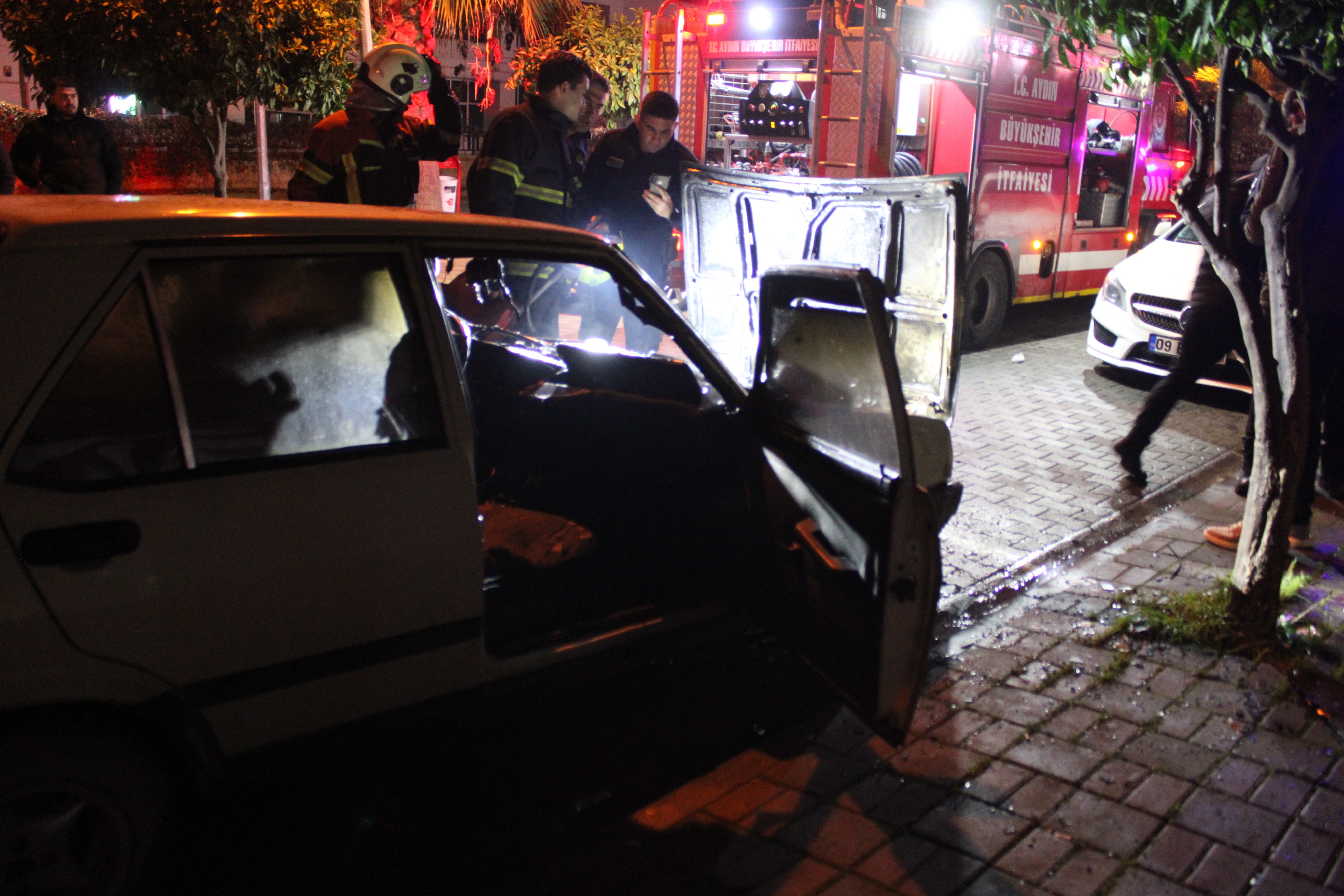 Aydın’da Park Halindeki Otomobili Alevler Sardı (4)