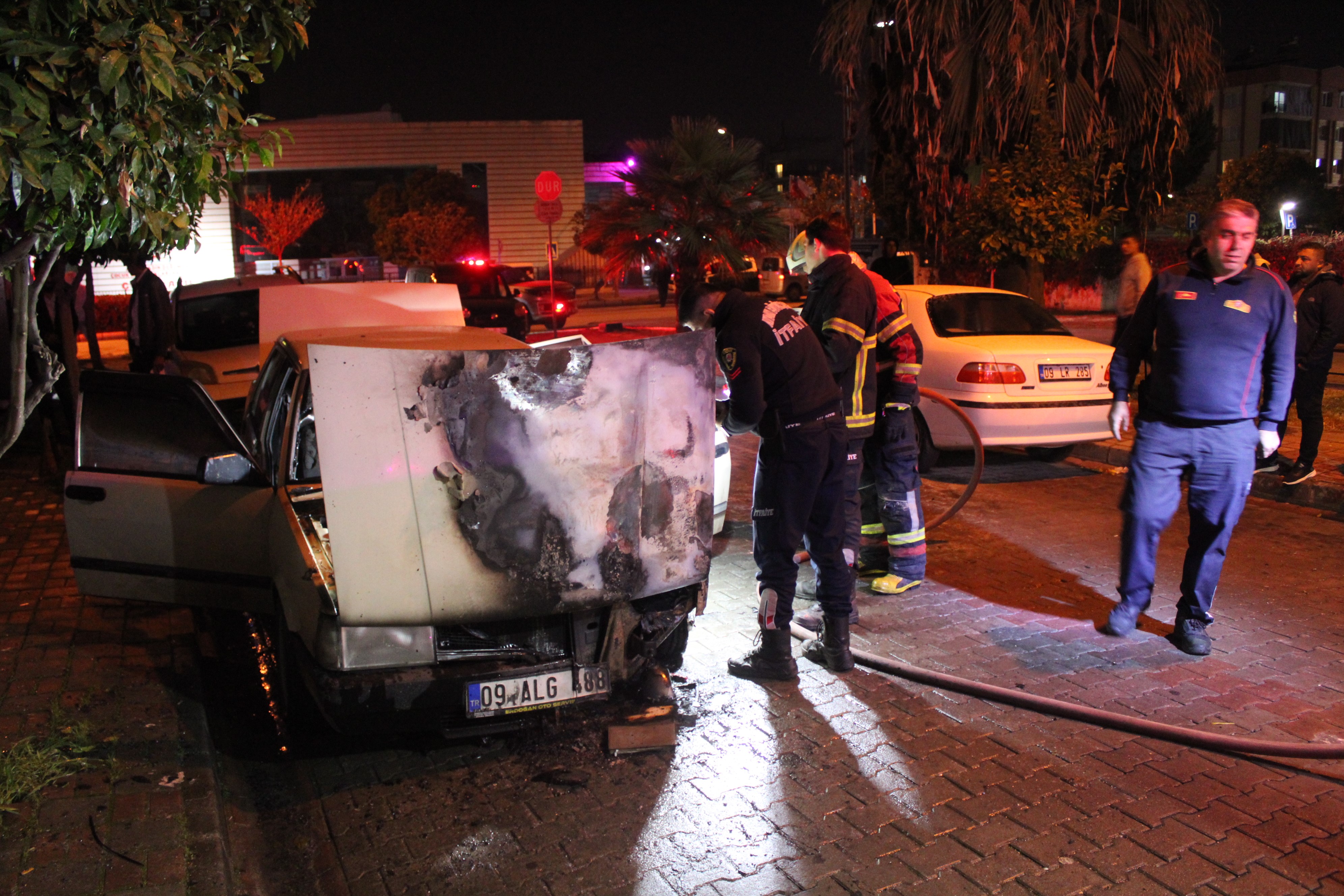 Aydın’da Park Halindeki Otomobili Alevler Sardı (6)