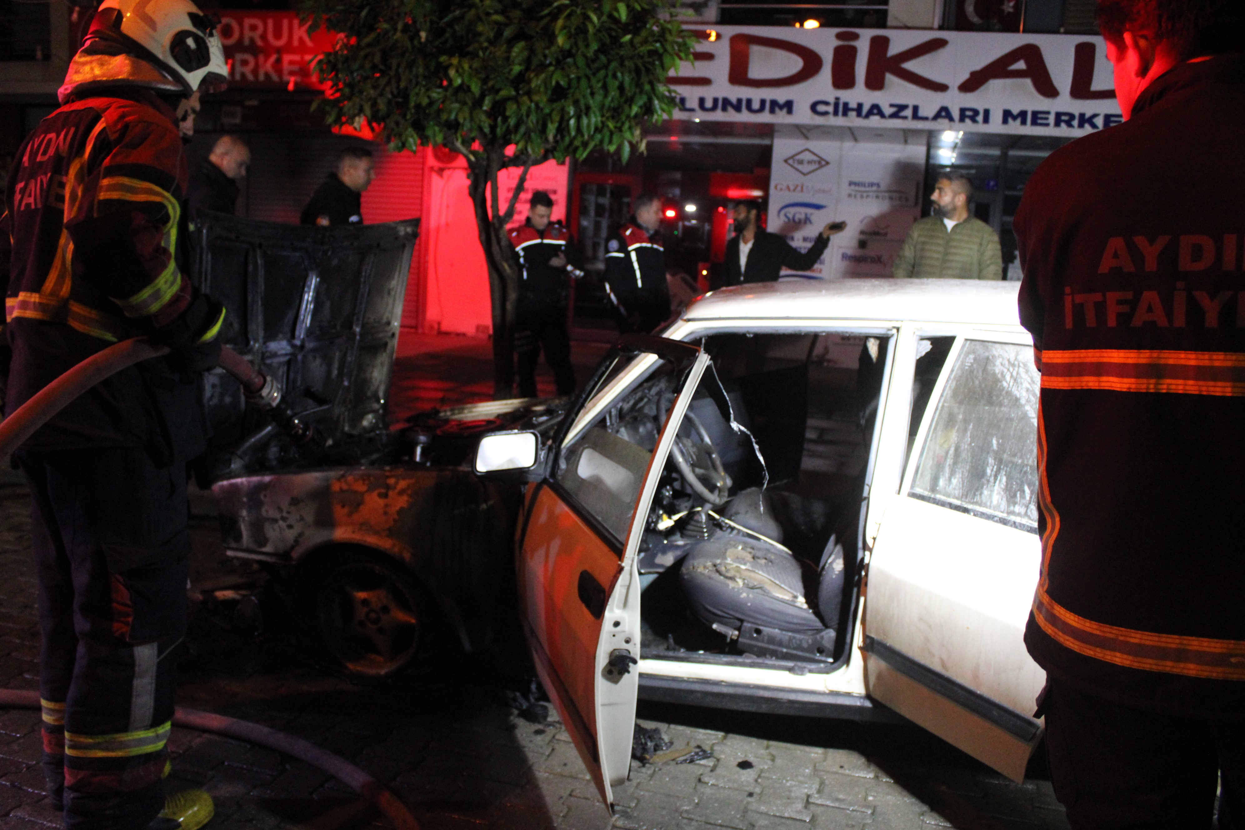 Aydın’da Park Halindeki Otomobili Alevler Sardı (7)