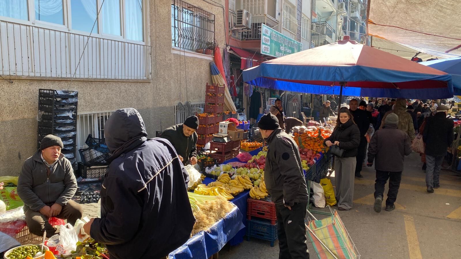 Aydın’da Semt Pazarında Yılbaşı Hareketliliği Başladı (3)