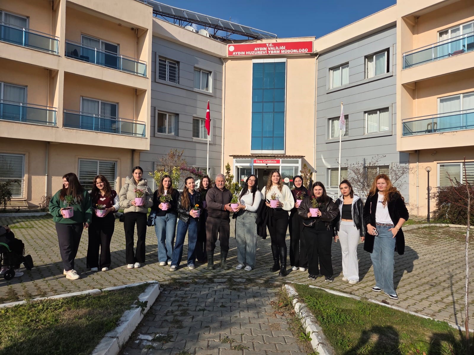 Aydın’da Üniversiteli Gençlerden Yaşlı Çınarlara Ziyaret (1)