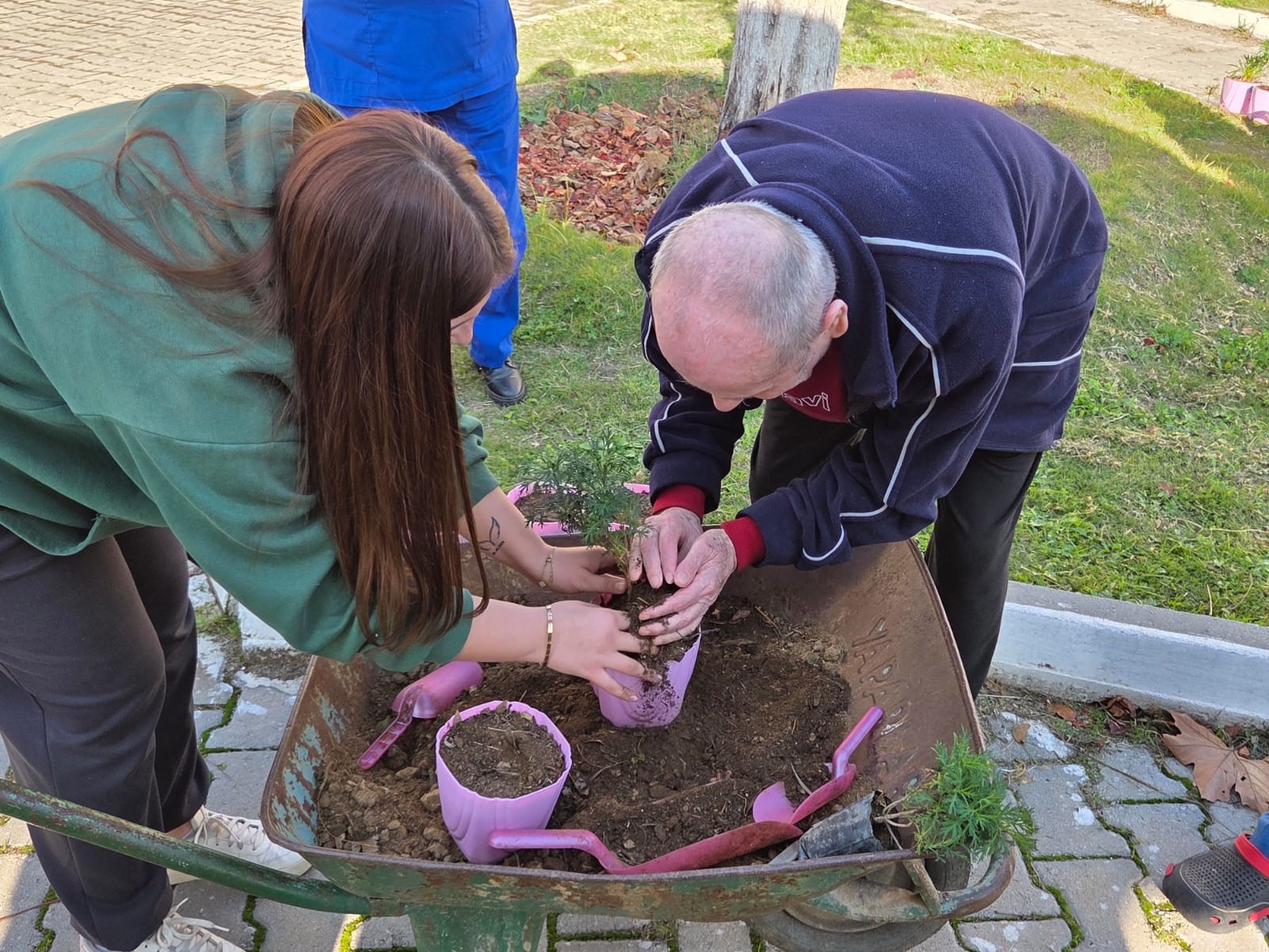Aydın’da Üniversiteli Gençlerden Yaşlı Çınarlara Ziyaret (4)