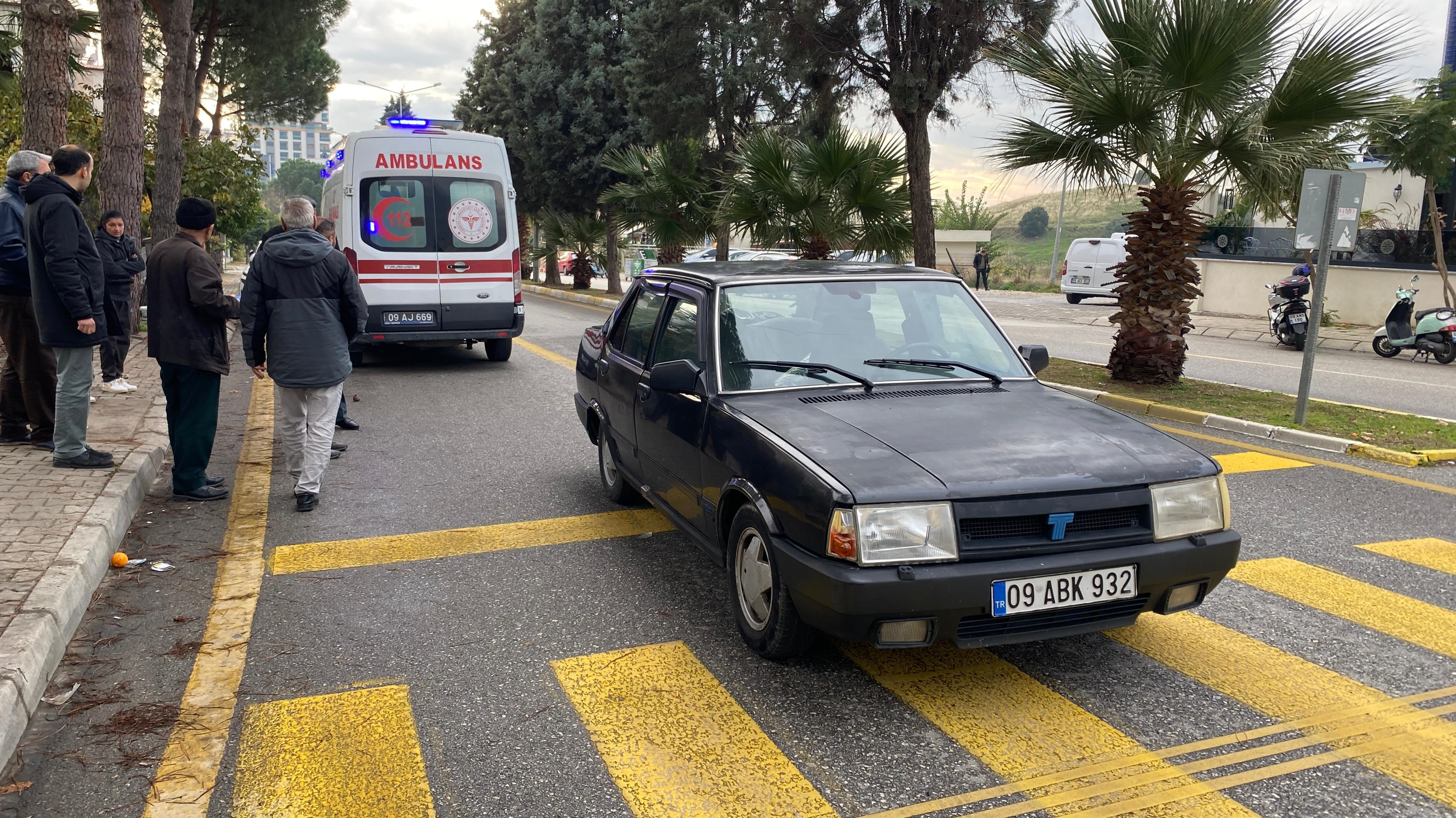 Aydın’da Yaya Geçidini Kullanan Vatandaşa Otomobil Çarptı (1)