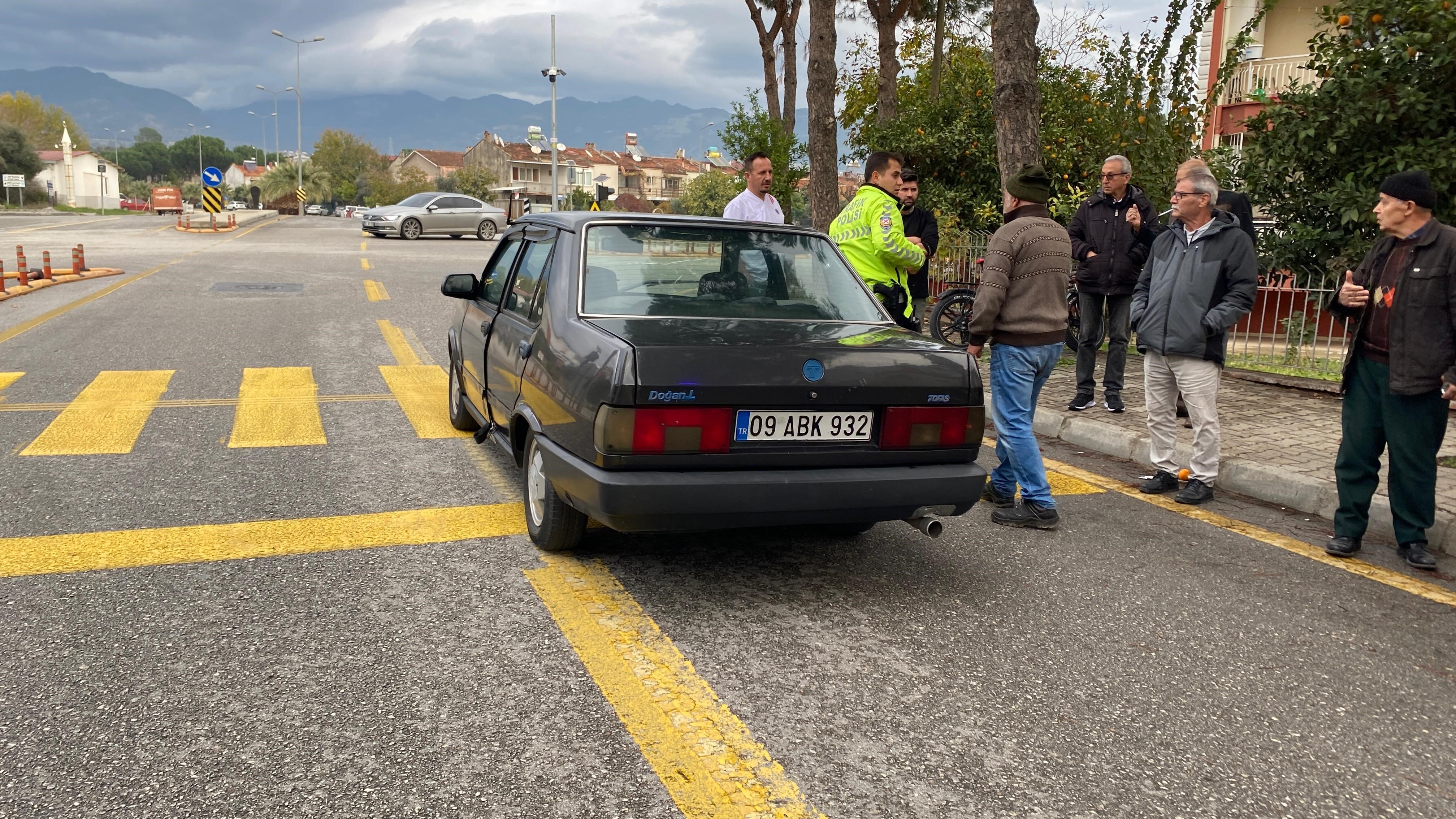 Aydın’da Yaya Geçidini Kullanan Vatandaşa Otomobil Çarptı (2)