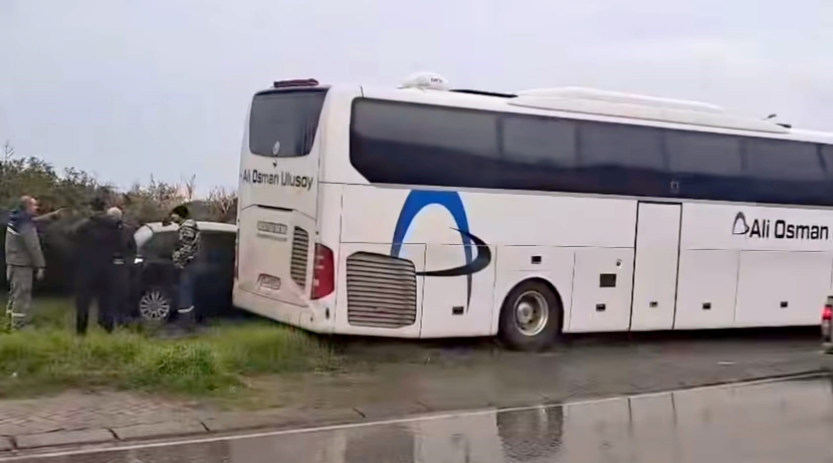 Aydın’da Yolcu Otobüsü Otomobile Çarptı (1)