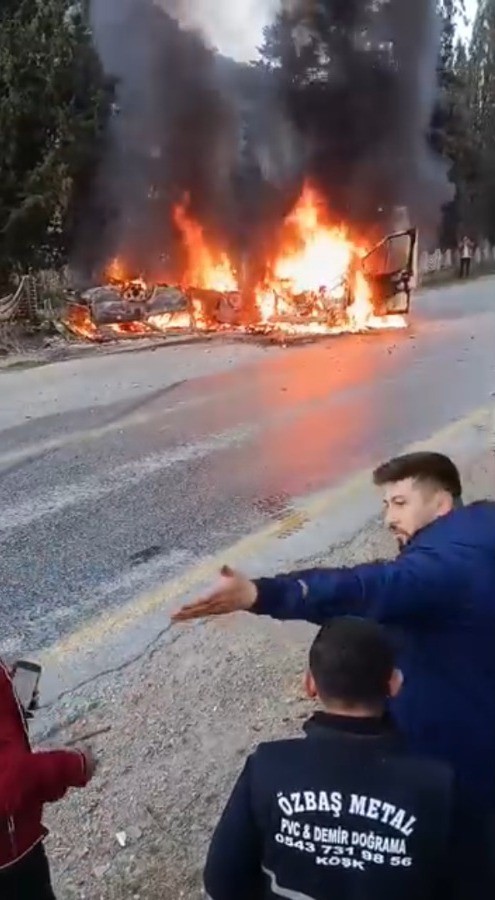 Aydın’ın Köşk Ilçesinde Iki Aracın Çarpışması Sonucu Meydana Gelen Kazada 2 Kişi Yaralanırken, Çıkan Yangında Ise Araçlar Küle Döndü (3)