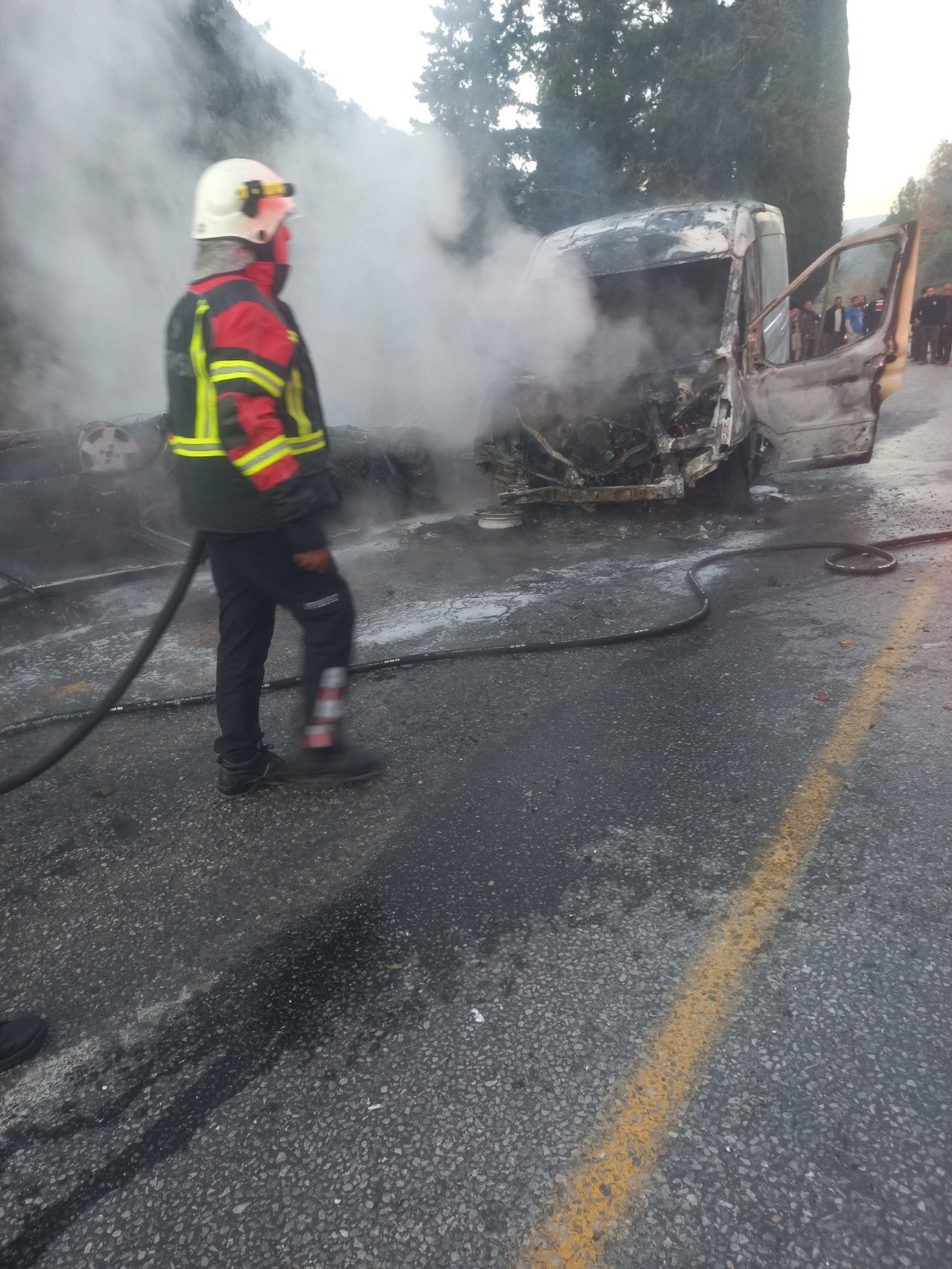 Aydın’ın Köşk Ilçesinde Iki Aracın Çarpışması Sonucu Meydana Gelen Kazada 2 Kişi Yaralanırken, Çıkan Yangında Ise Araçlar Küle Döndü (4)