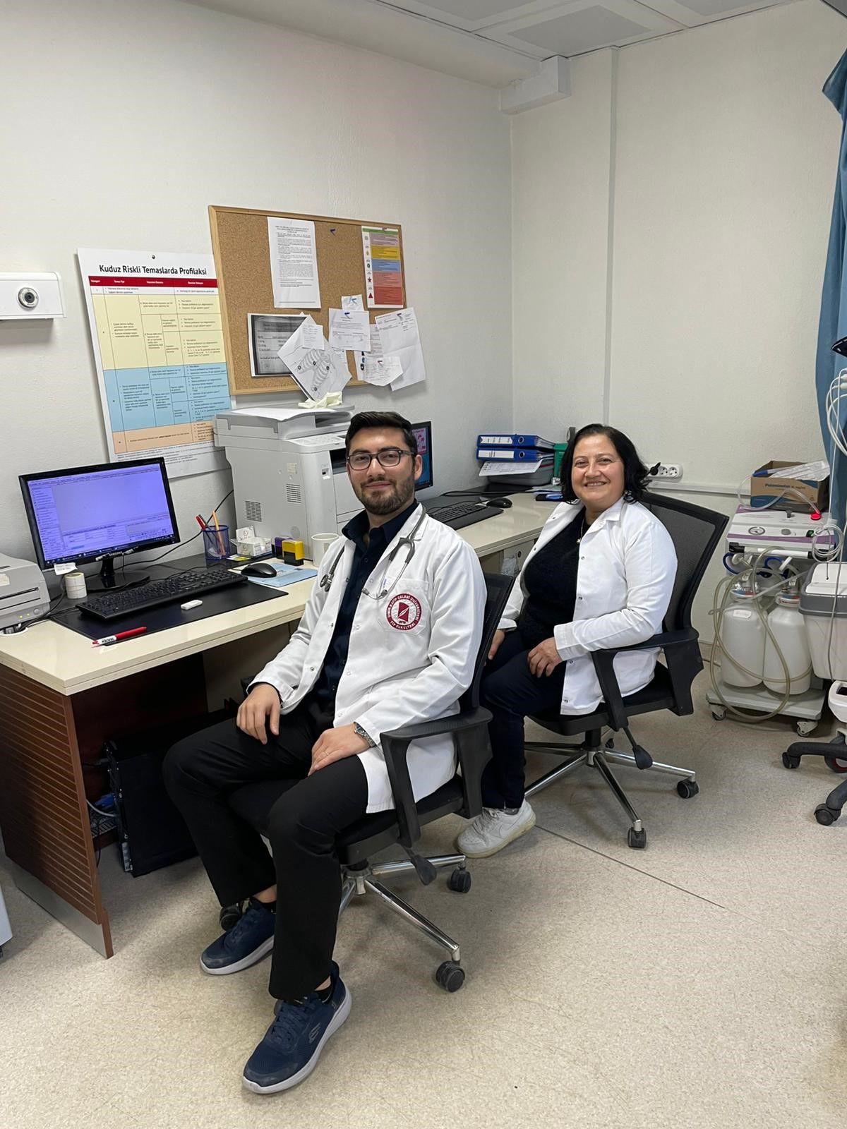 Ebe Anne Doktor Oğluyla Birlikte Şifa Dağıtıyor (2)