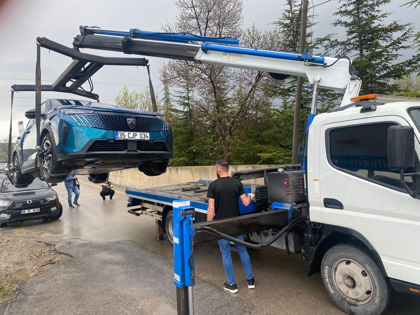 Elektrikli Otomobilin Yakınına Yıldırım Düştü, Milyonluk Araç Hurdaya Döndü (2)